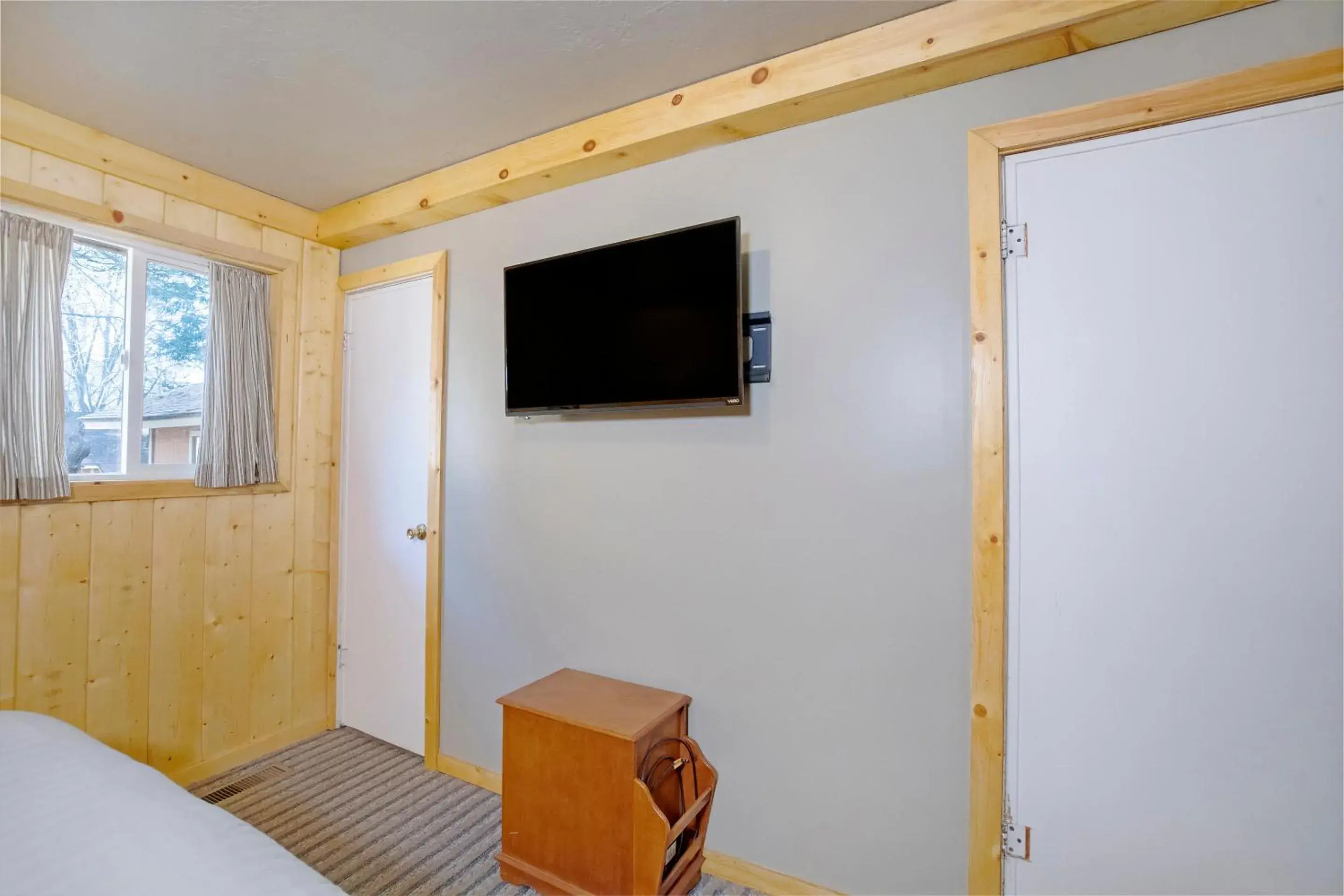 TV and multimedia, TV/Entertainment Center in Sleepy Hollow Cabins & Hotel