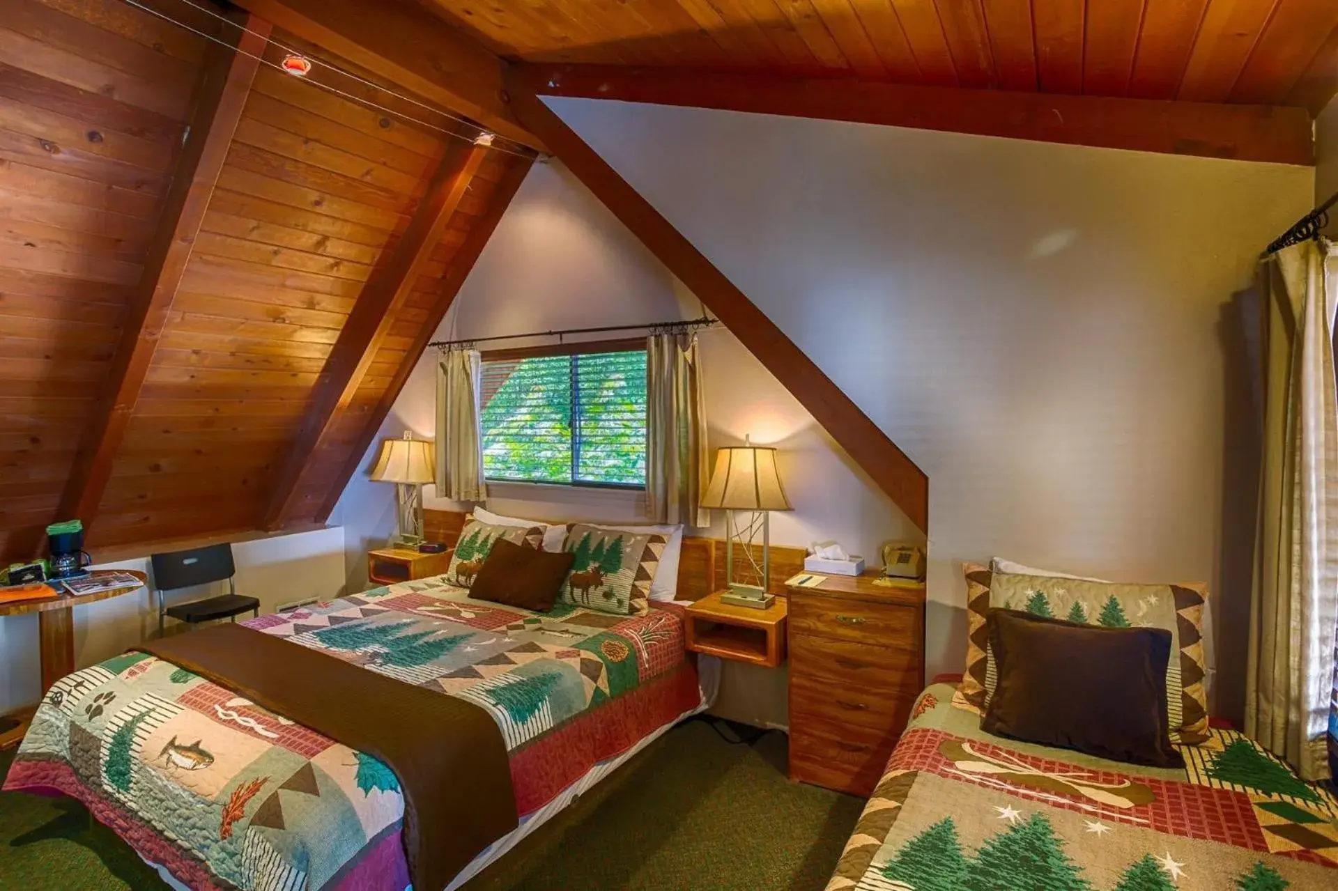 Photo of the whole room, Bed in Sleepy Hollow Cabins & Hotel