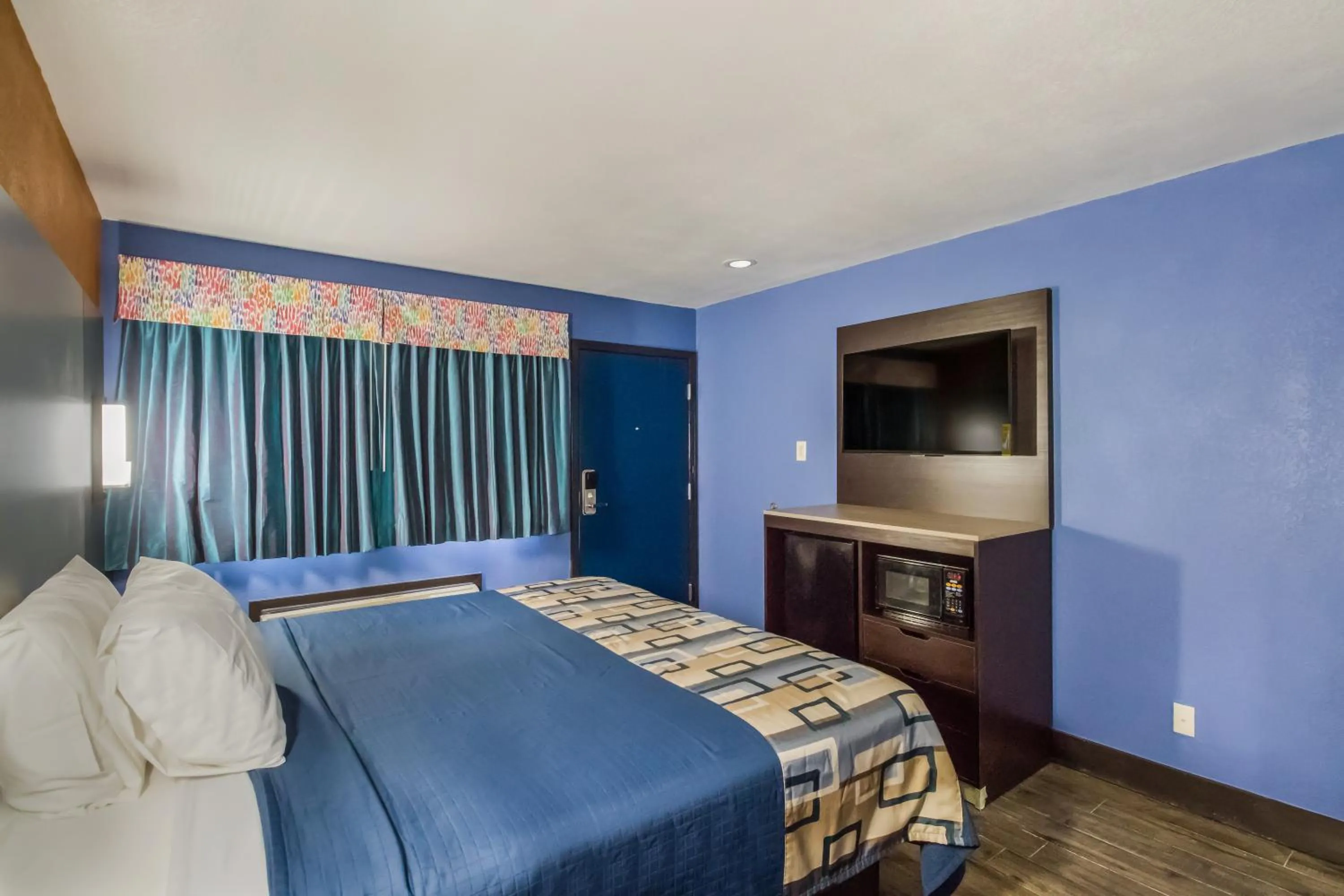 Photo of the whole room, Bed in Scottish Inns