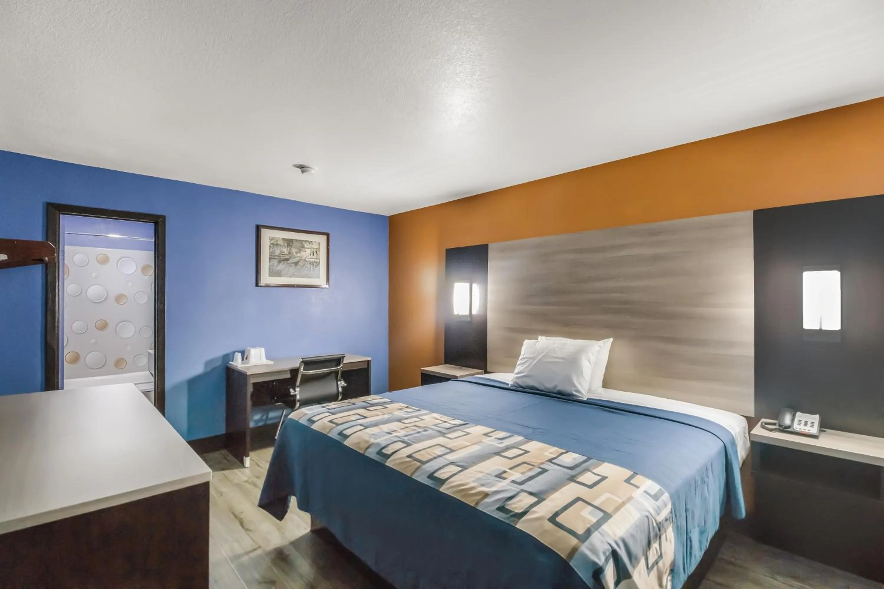 Photo of the whole room, Bed in Scottish Inns