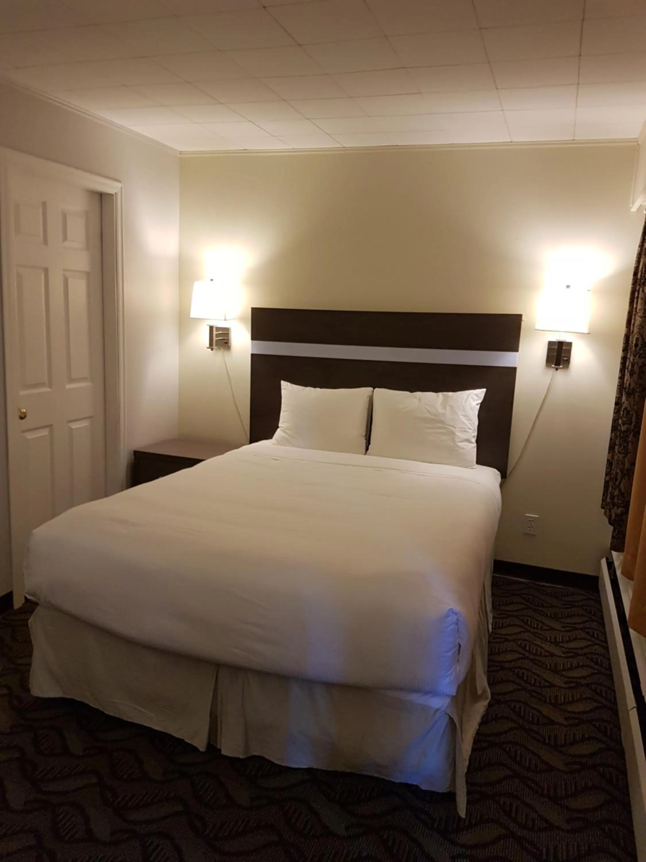 Bed in Holiday Motel & RV Resort