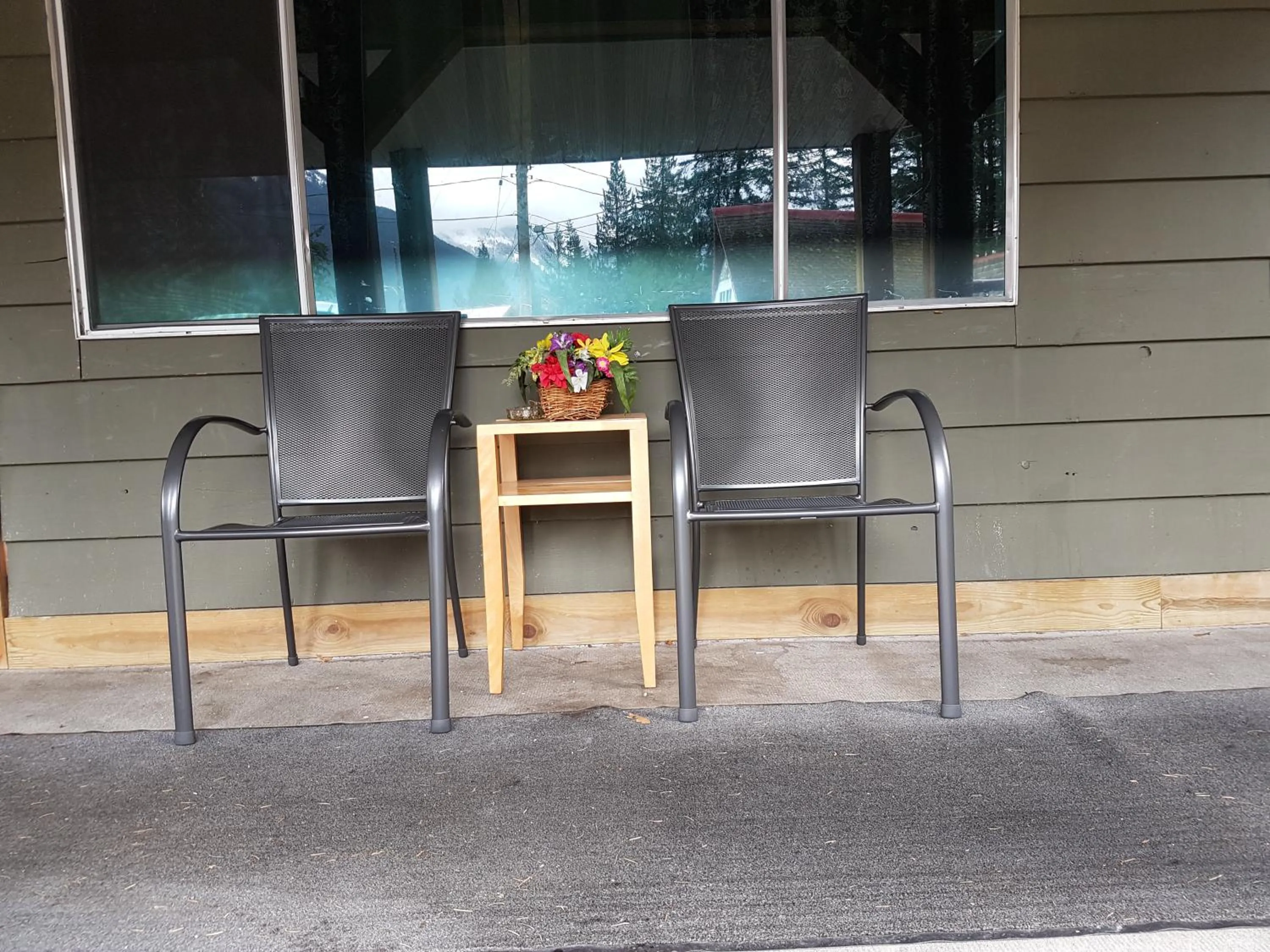 Seating area in Holiday Motel & RV Resort