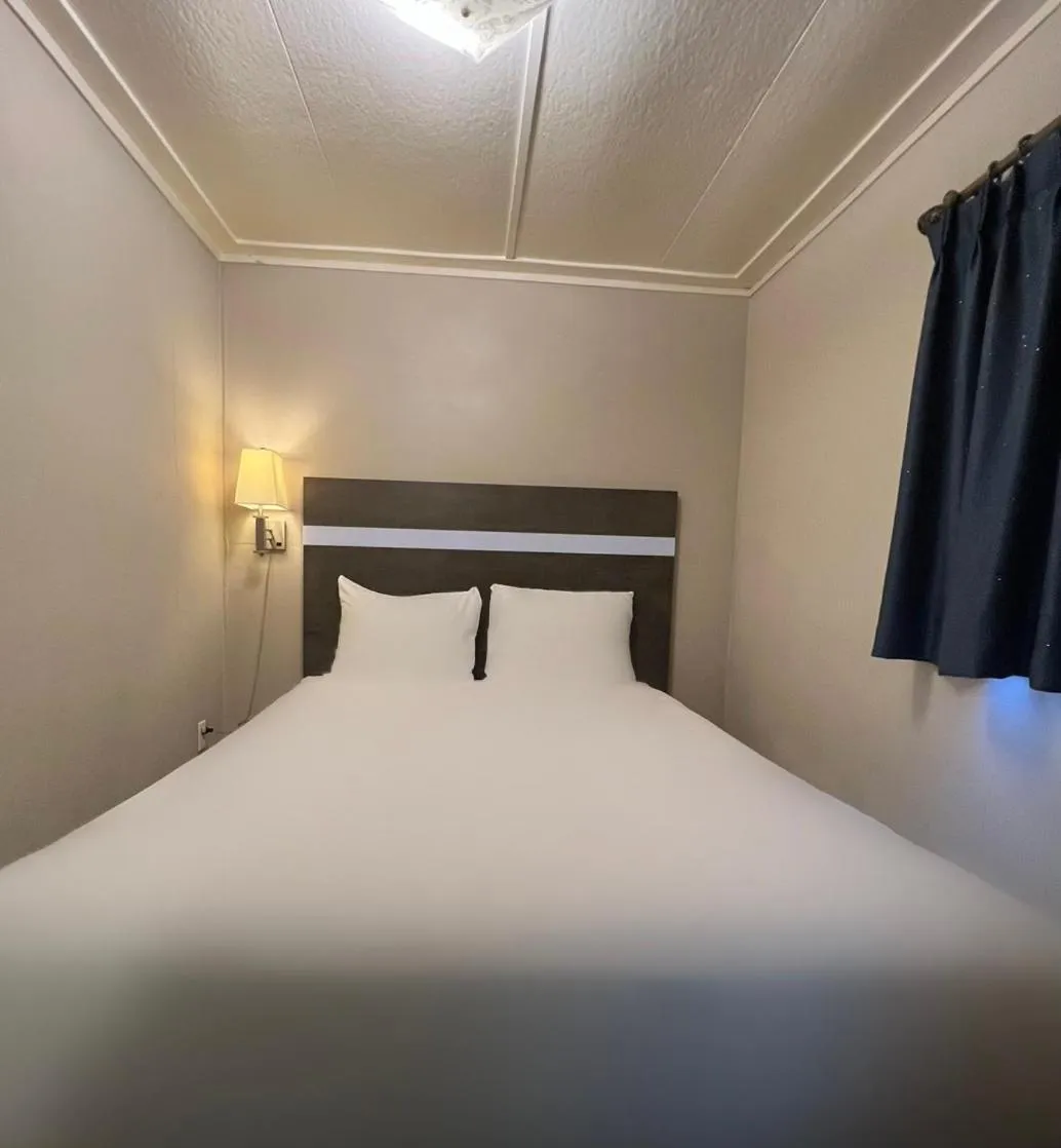 Bed in Holiday Motel & RV Resort