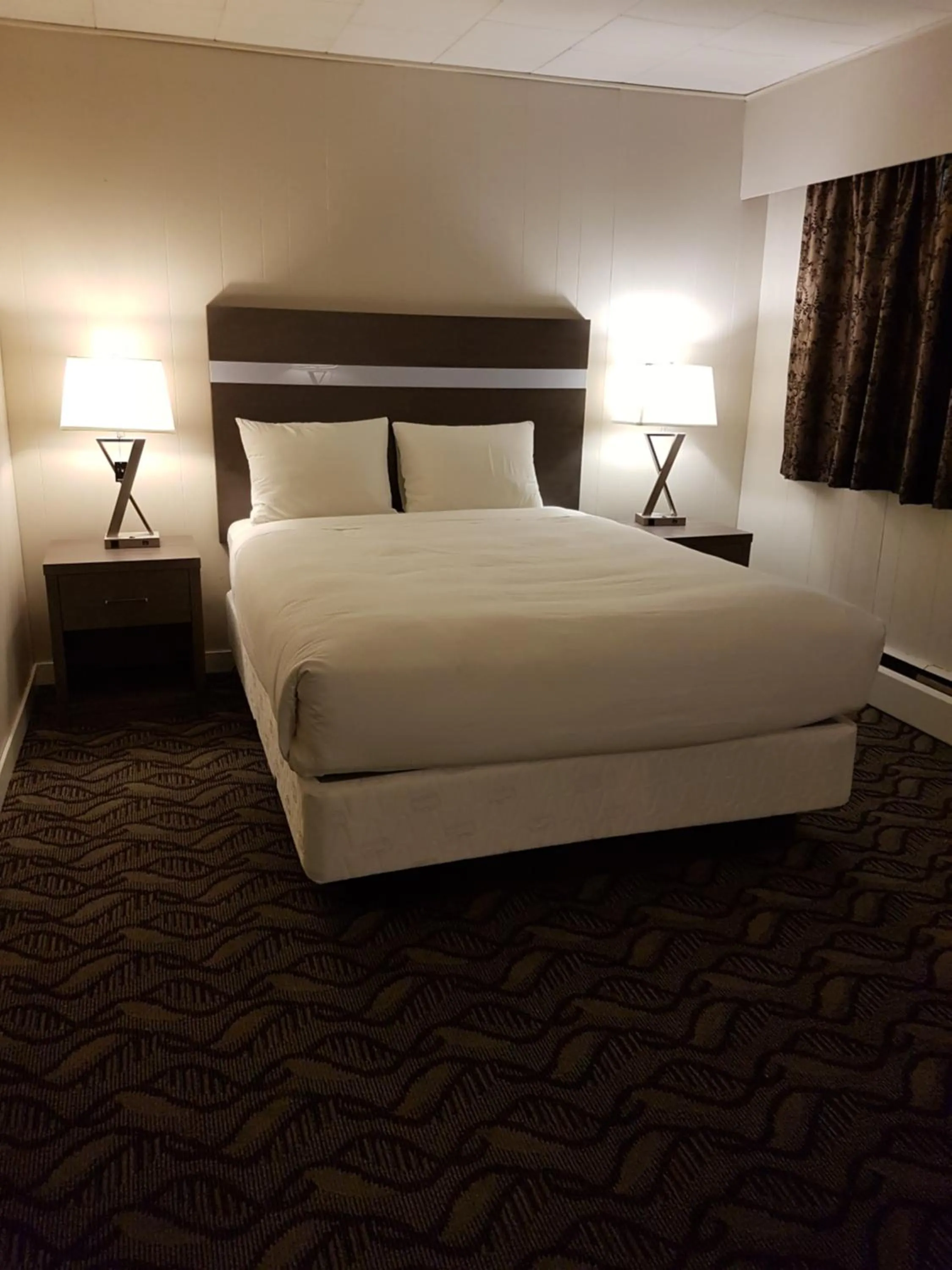 Bed in Holiday Motel & RV Resort