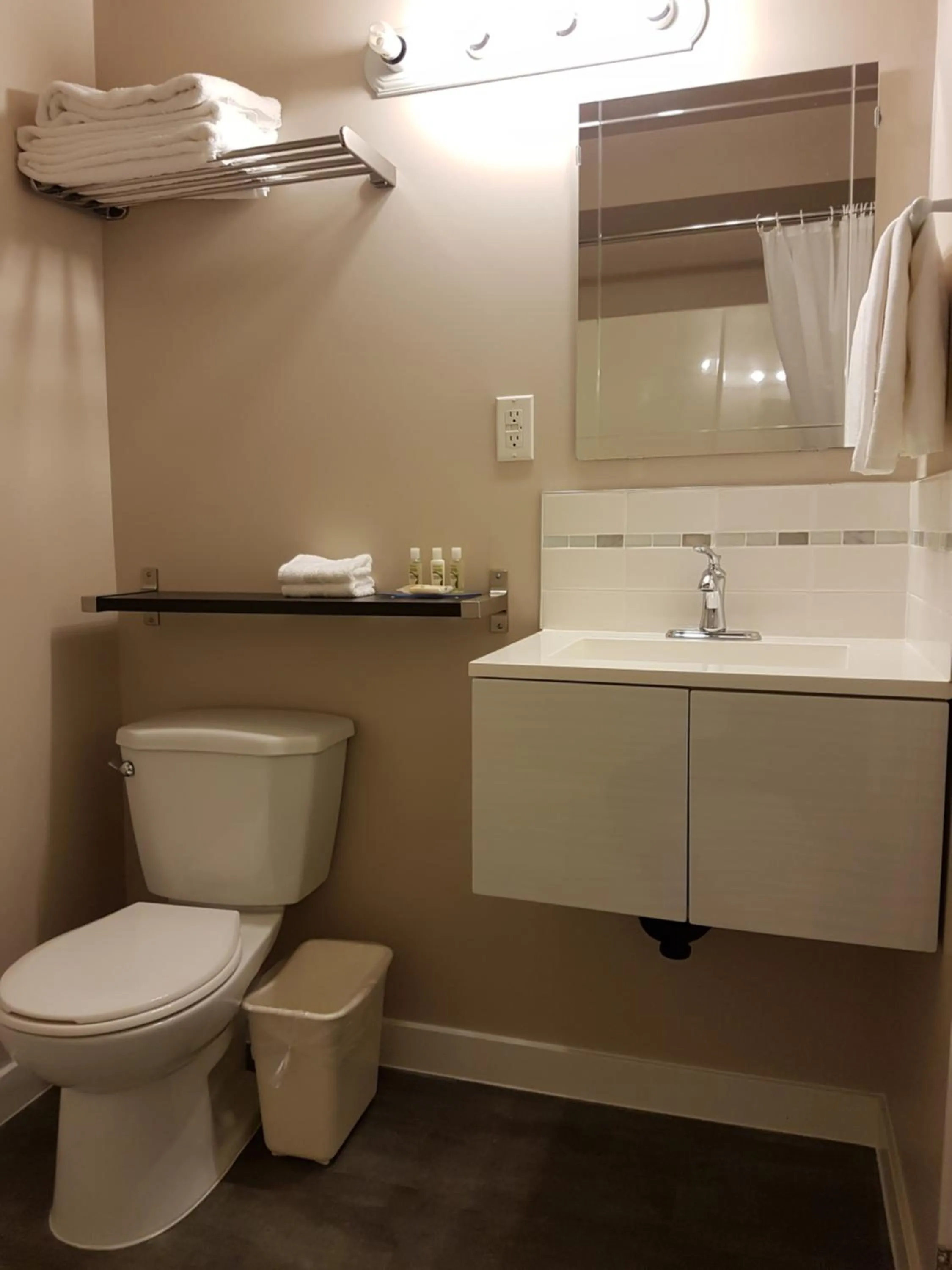 Bathroom in Holiday Motel & RV Resort