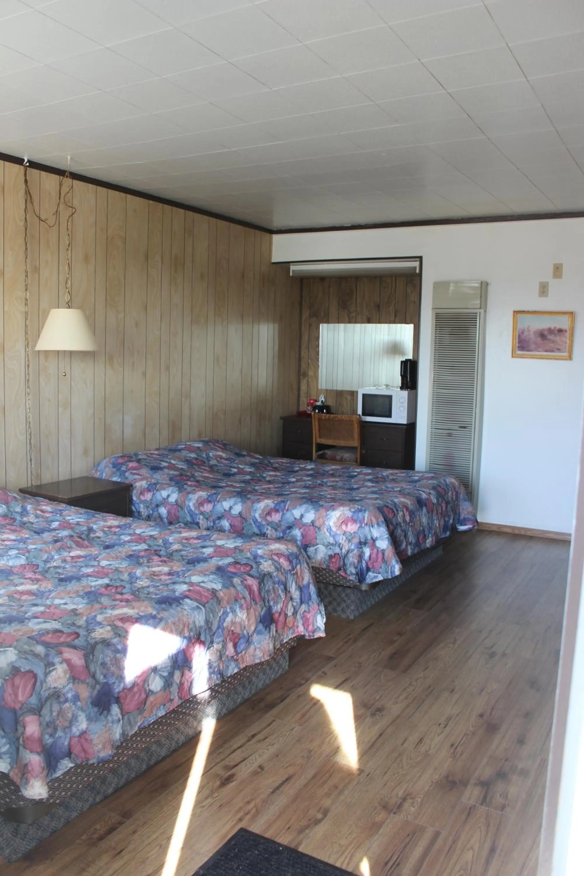Photo of the whole room, Bed in Raval Paradise Motel and RV Park