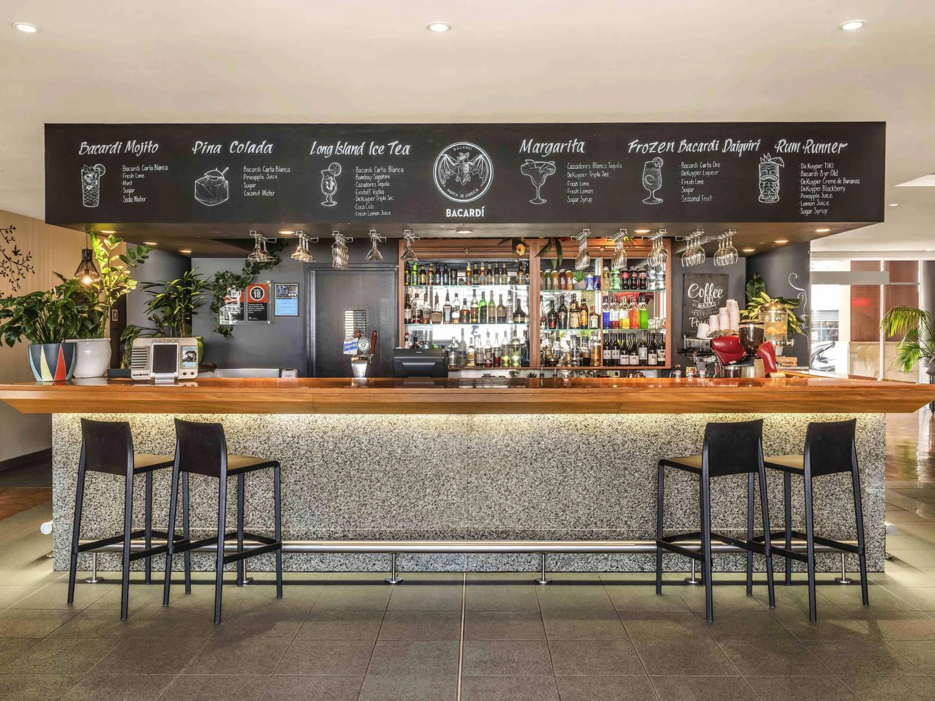 Lounge or bar in ibis Sydney Darling Harbour