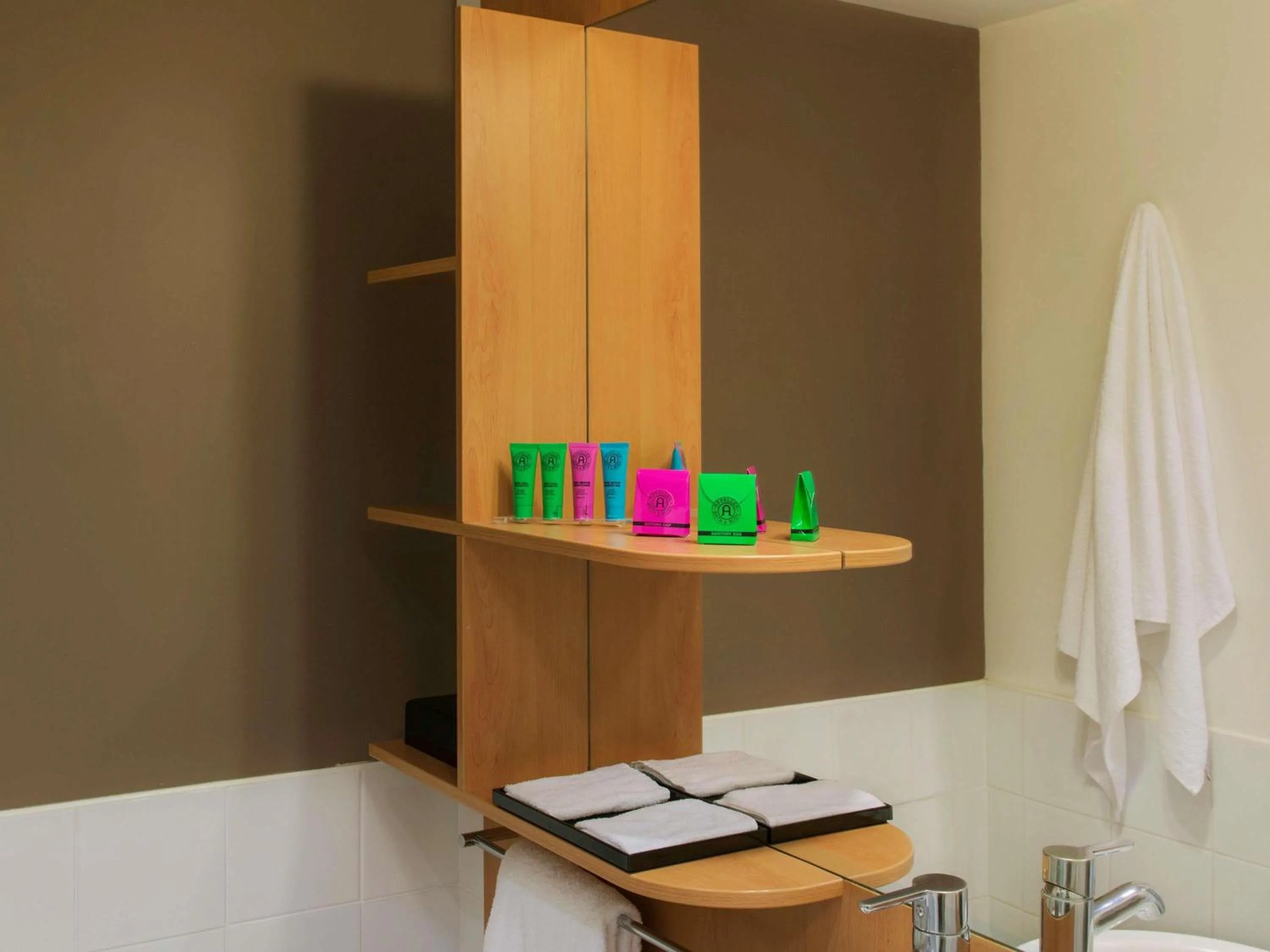 Bedroom in ibis Sydney Darling Harbour