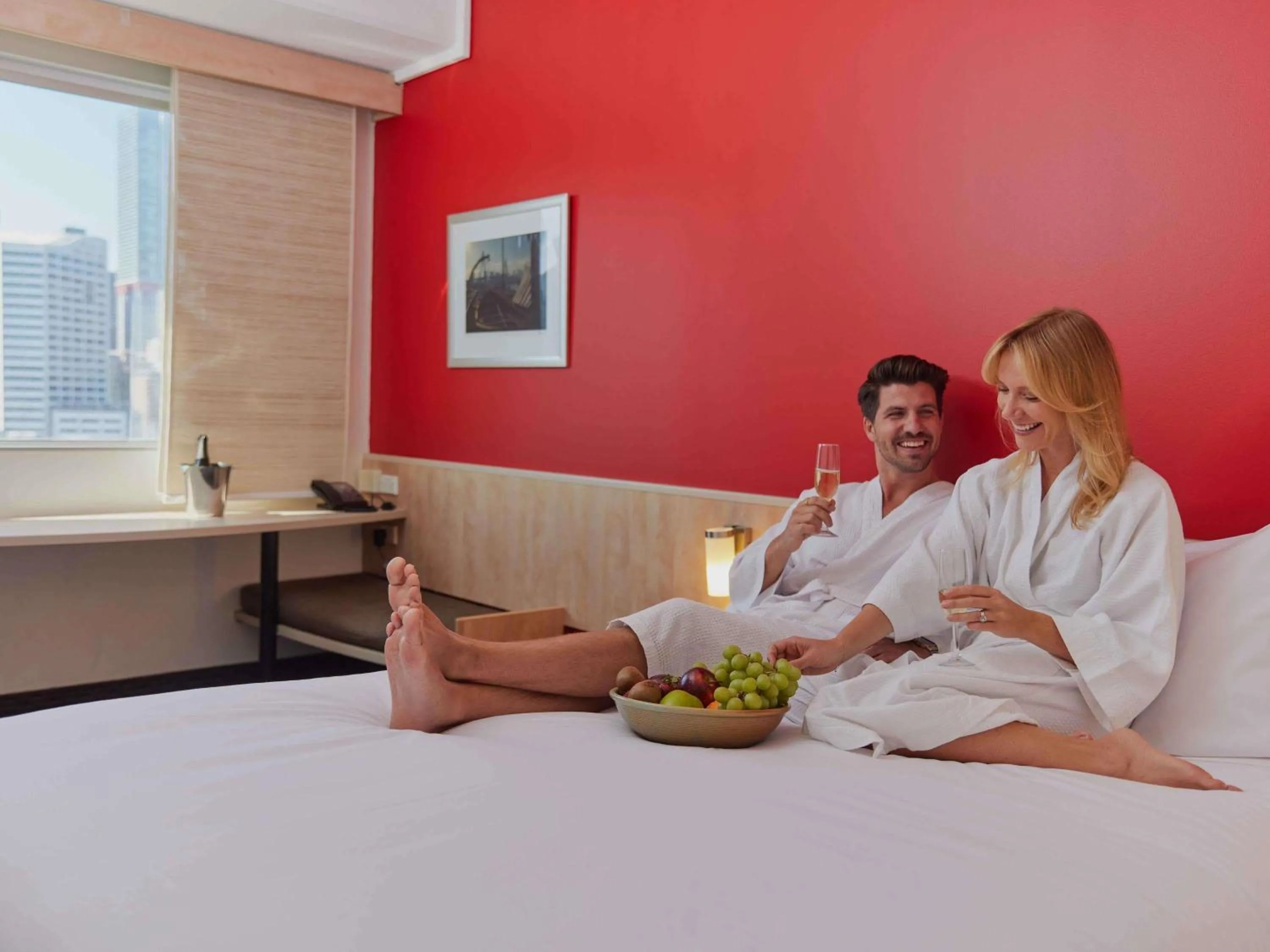 Bedroom, Bed in ibis Sydney Darling Harbour