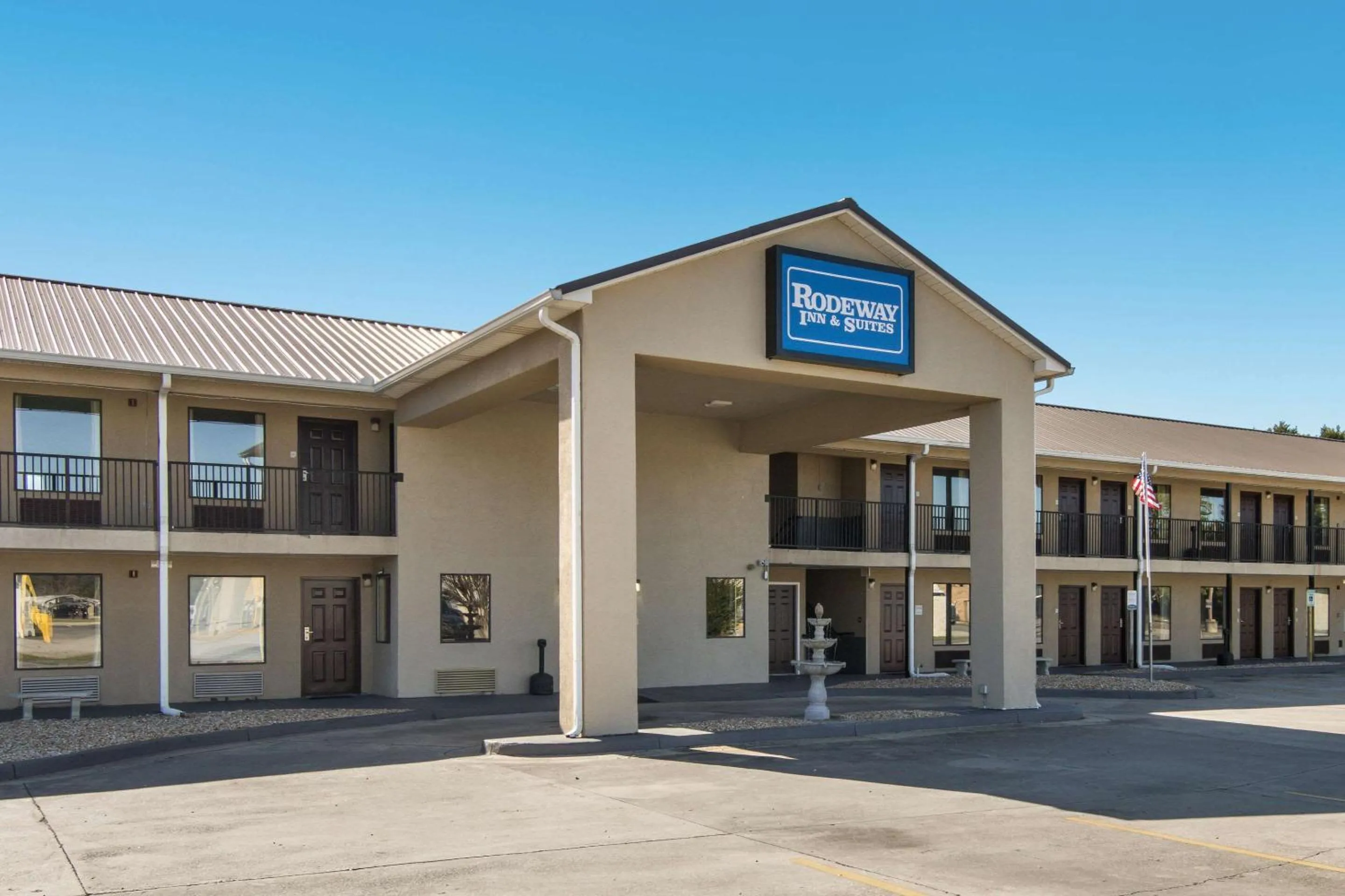 Property building in Rodeway Inn & Suites Dublin