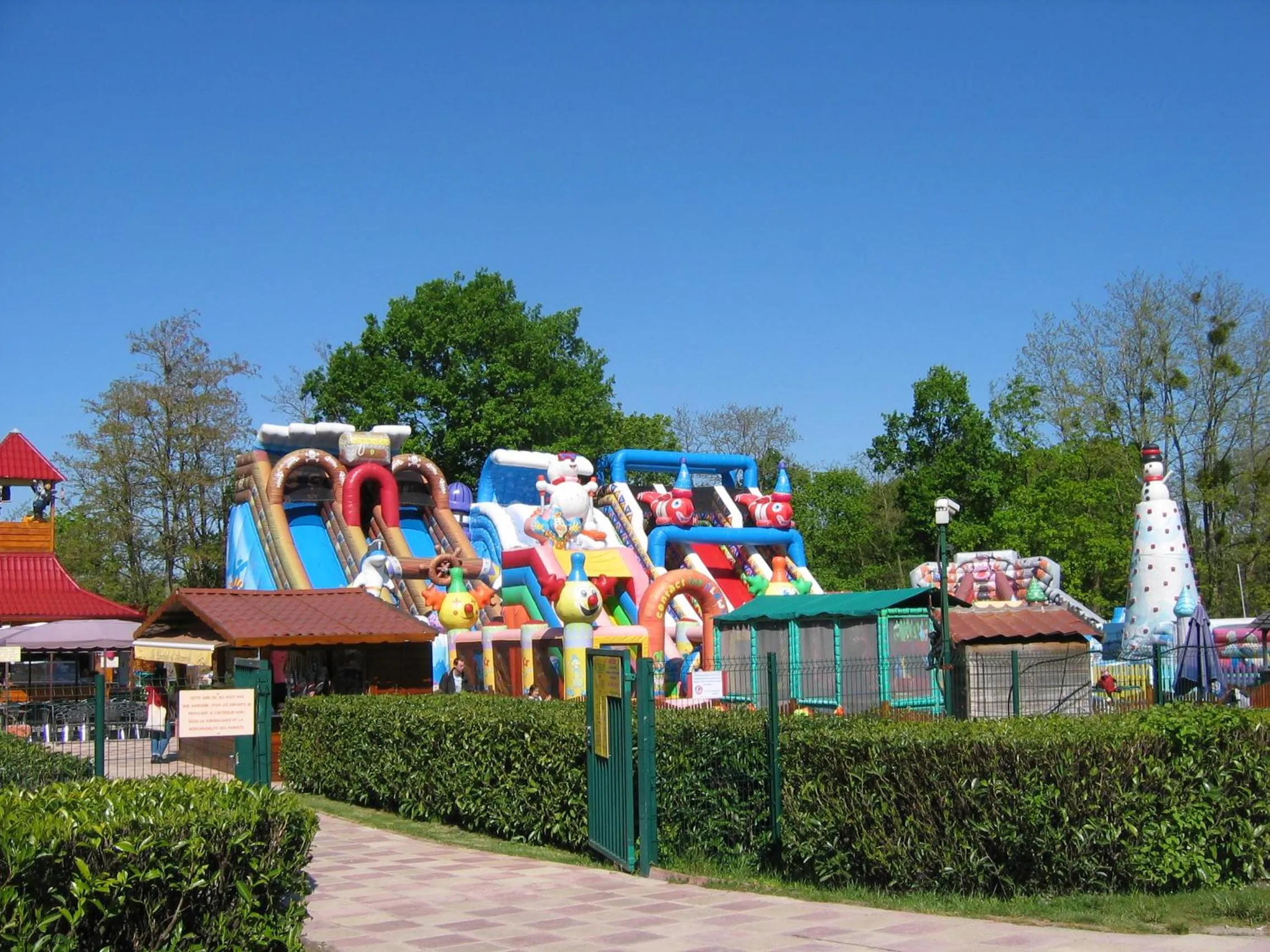 Children play ground in Chambres d'hôtes du Port aux Cerises