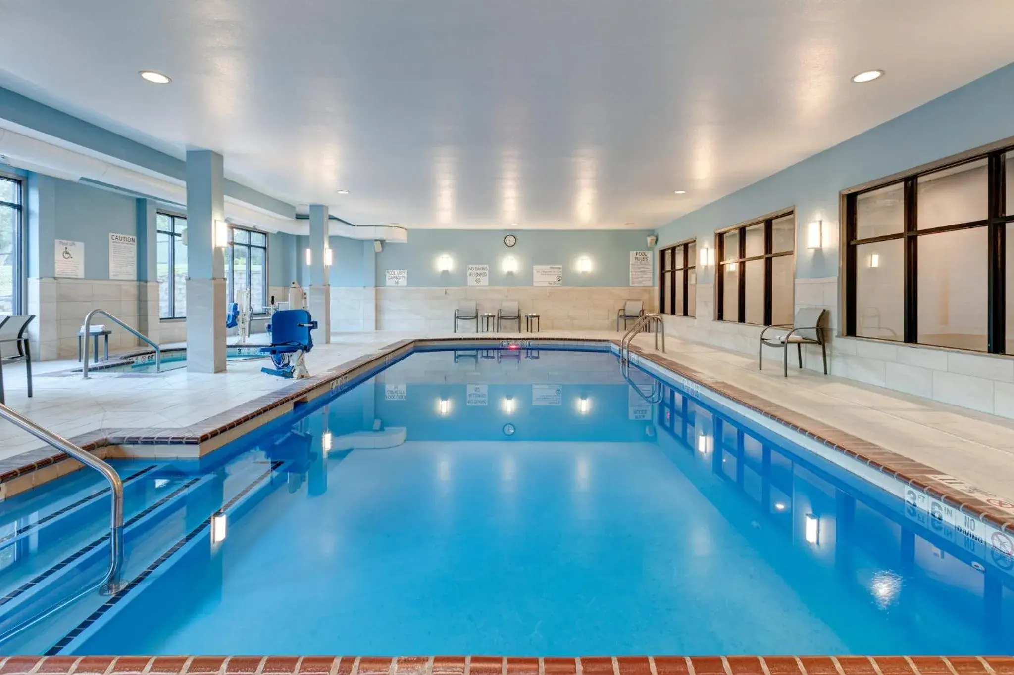 Swimming pool in Holiday Inn Express Hotel and Suites Valparaiso by IHG Swimming pool in Holiday Inn Express Hotel and Suites Valparaiso by IHG