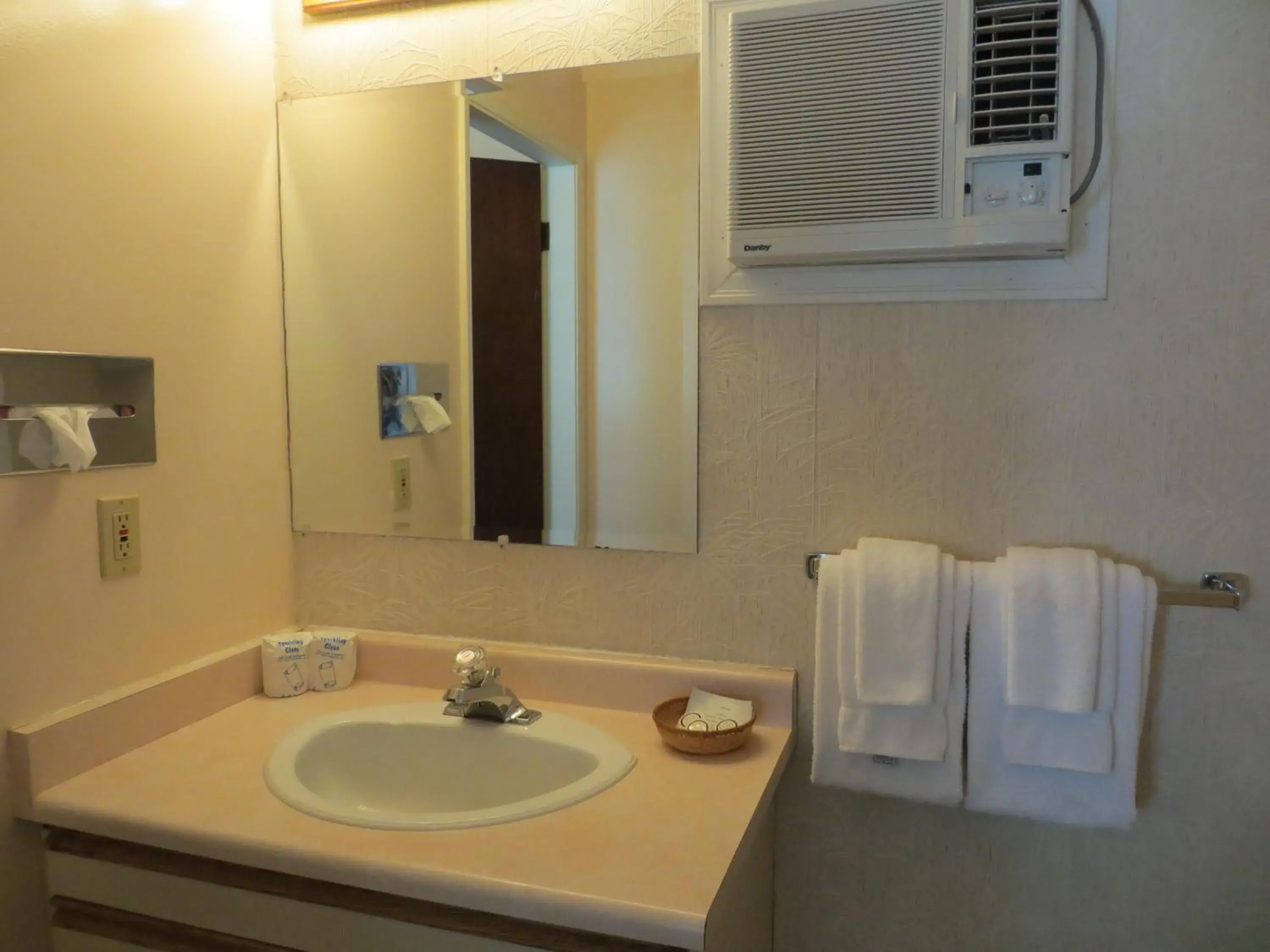 King Room with Sofa Bed in Alpine Motel King Room with Sofa Bed in Alpine Motel