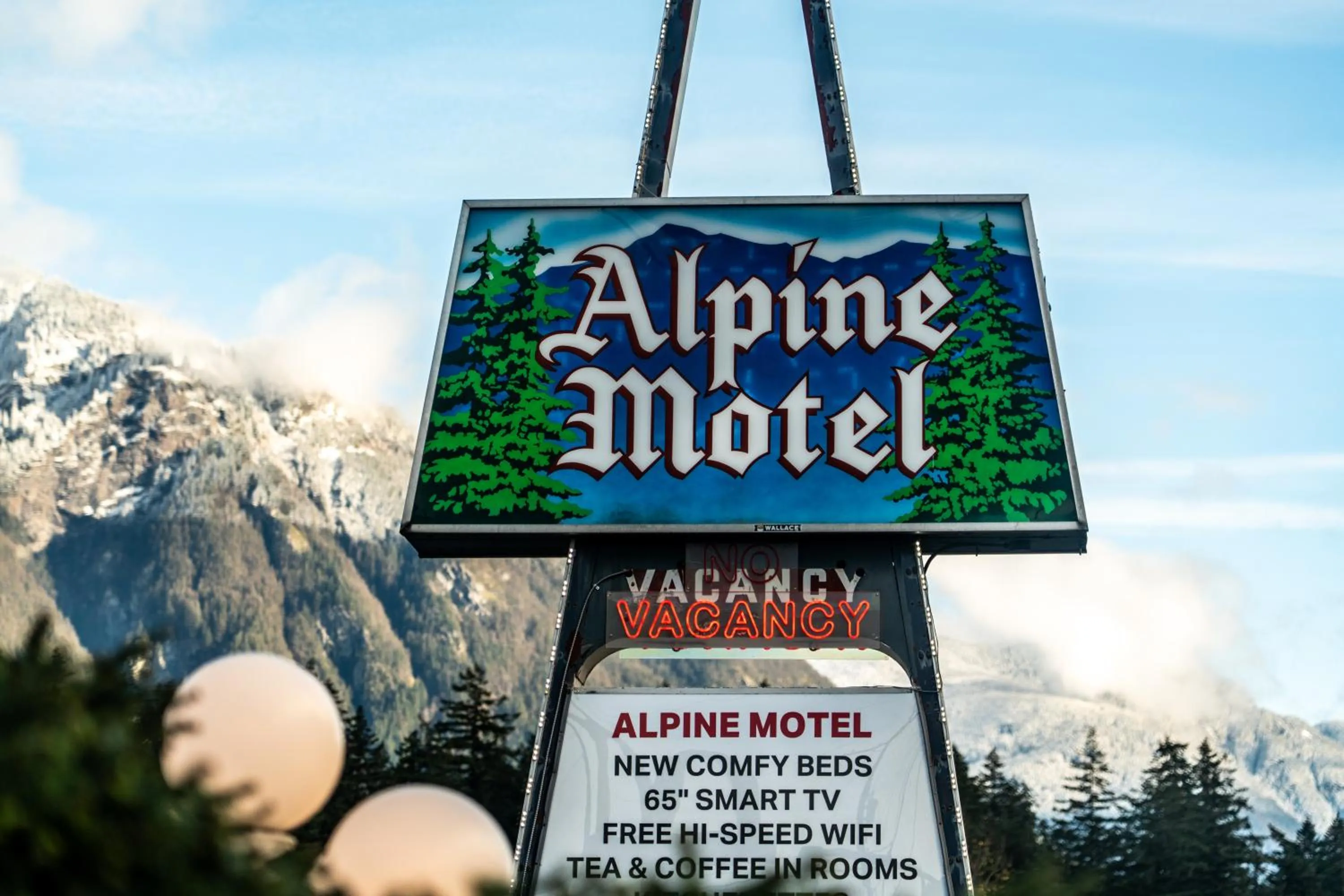 Logo/Certificate/Sign in Alpine Motel