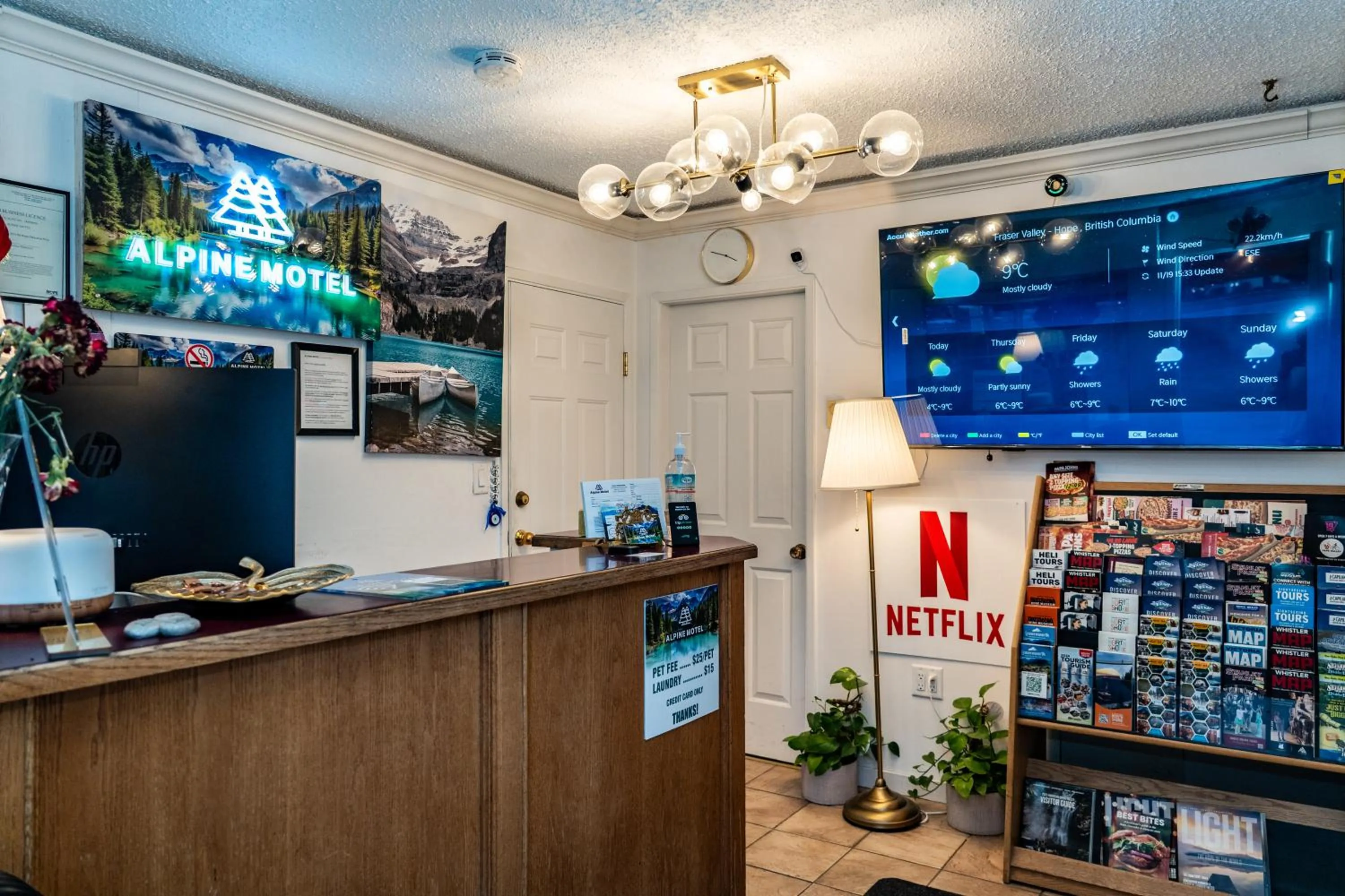 Lobby or reception in Alpine Motel