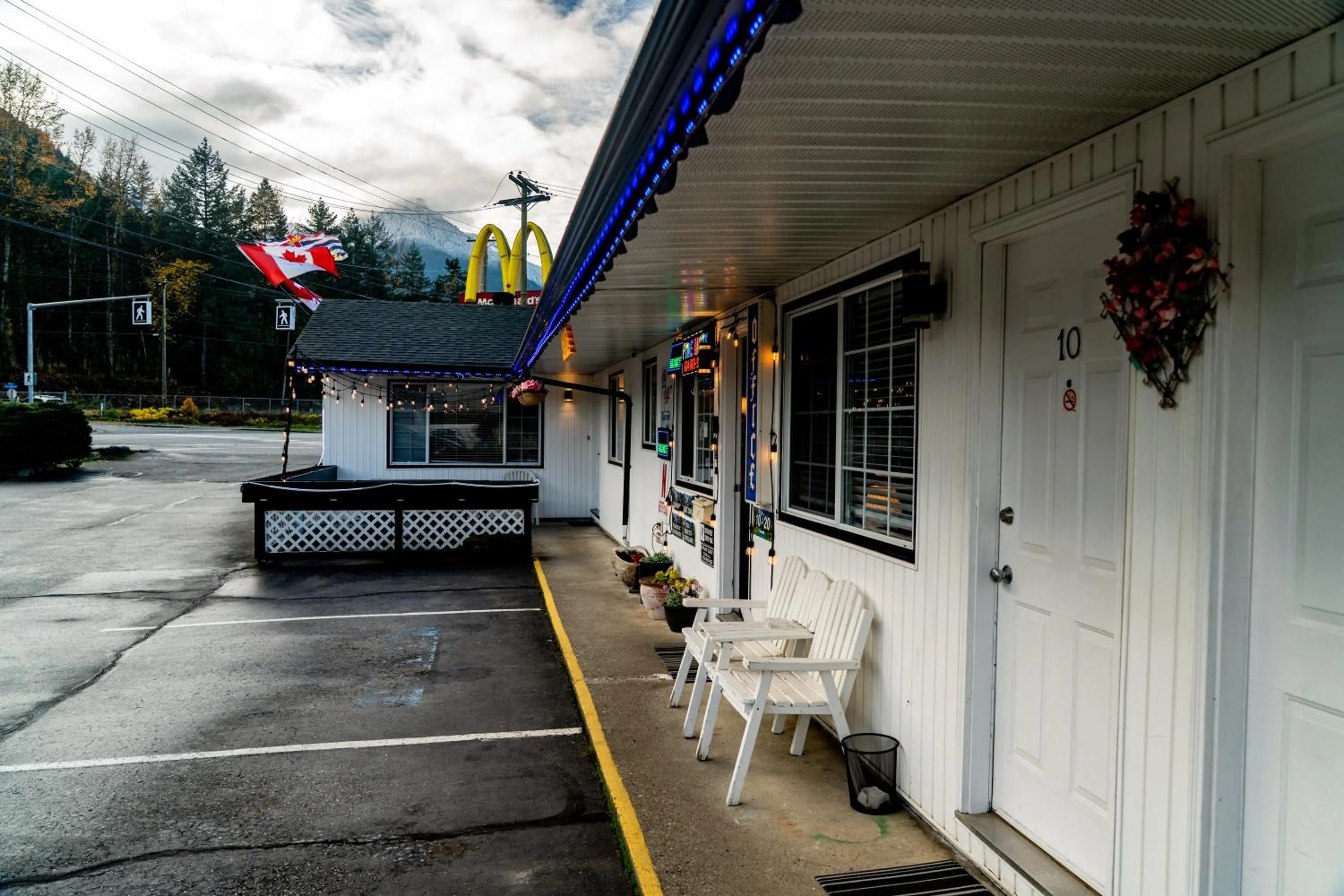 Seating area in Alpine Motel