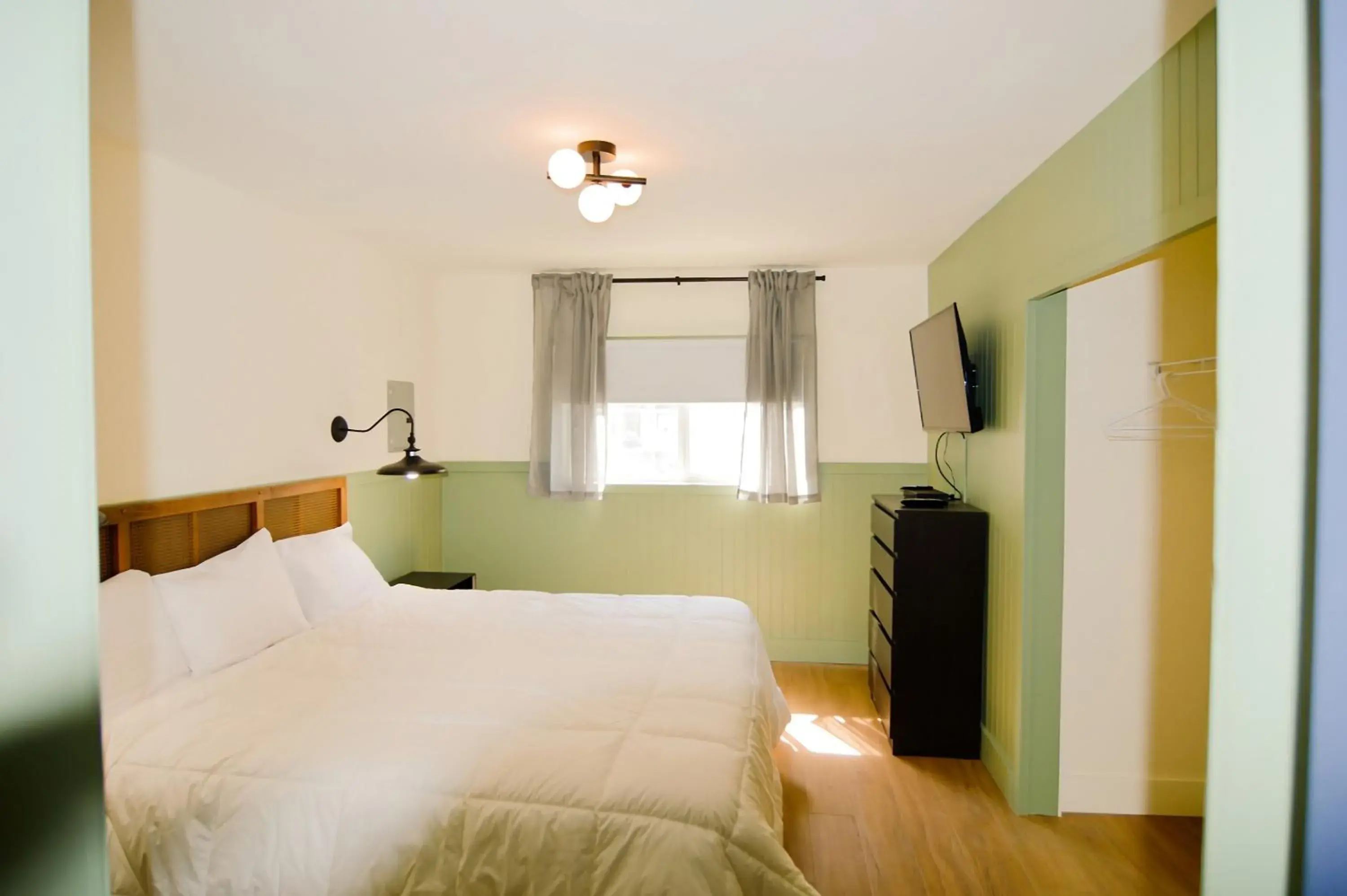 Suite with Lake View in Shoreline Resort Condominiums Suite with Lake View in Shoreline Resort Condominiums