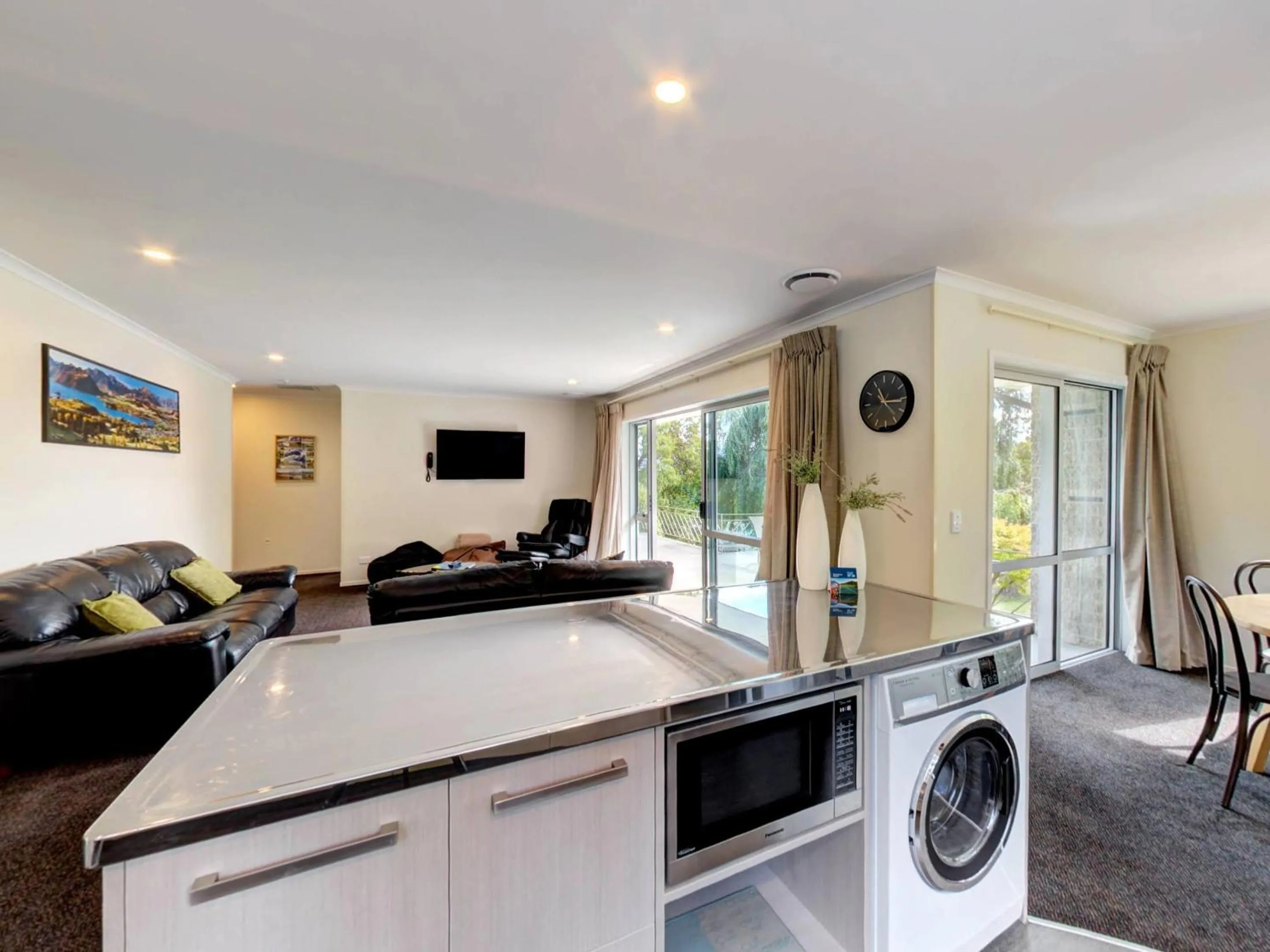 Kitchen or kitchenette in Wanaka Top 10 Holiday Park