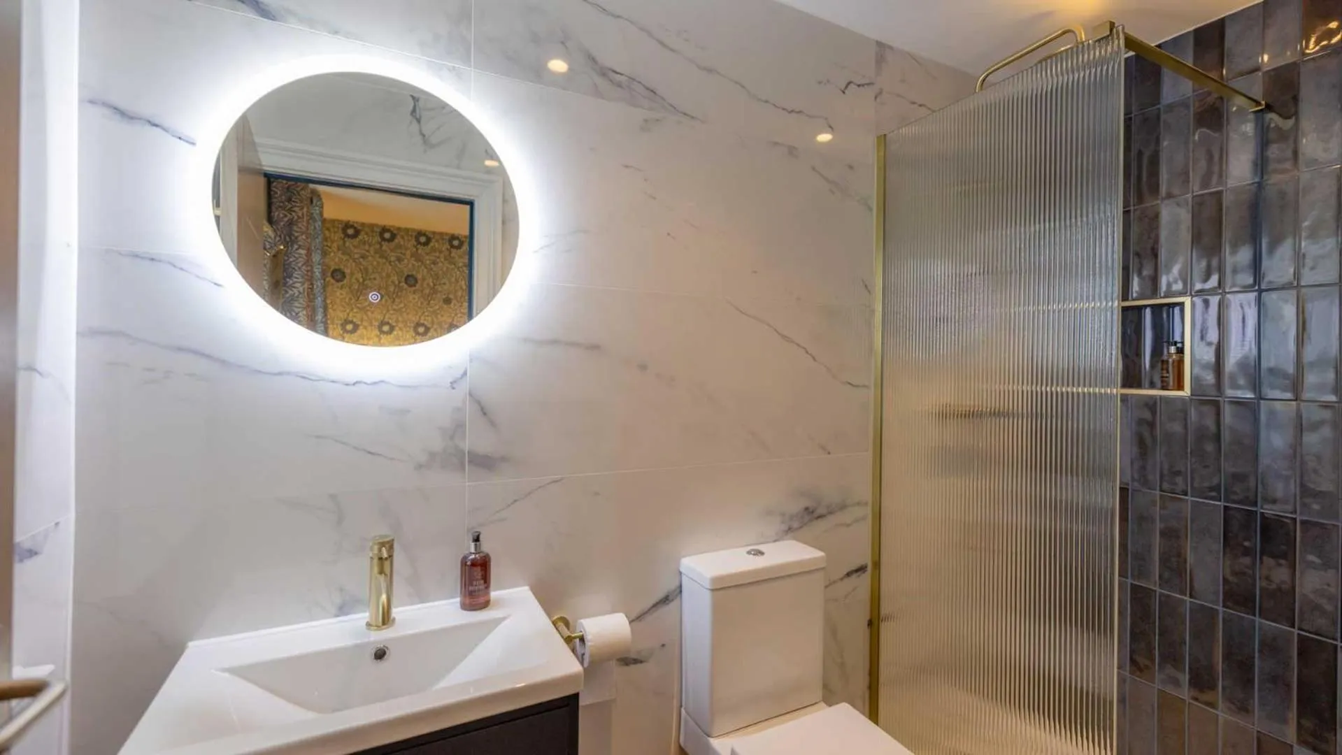 Bedroom in Brisbane House Hotel