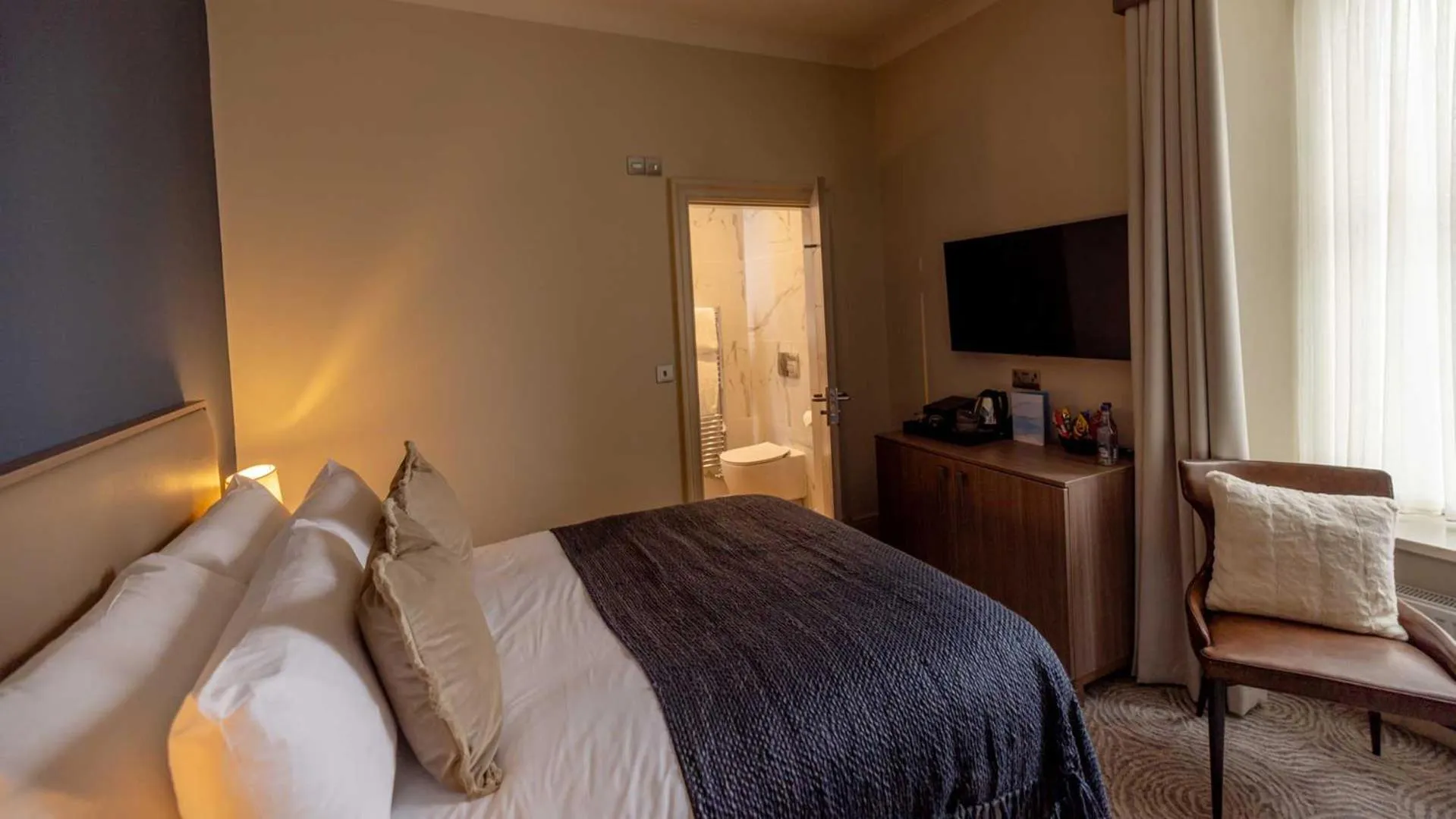 Bedroom, Bed in Brisbane House Hotel