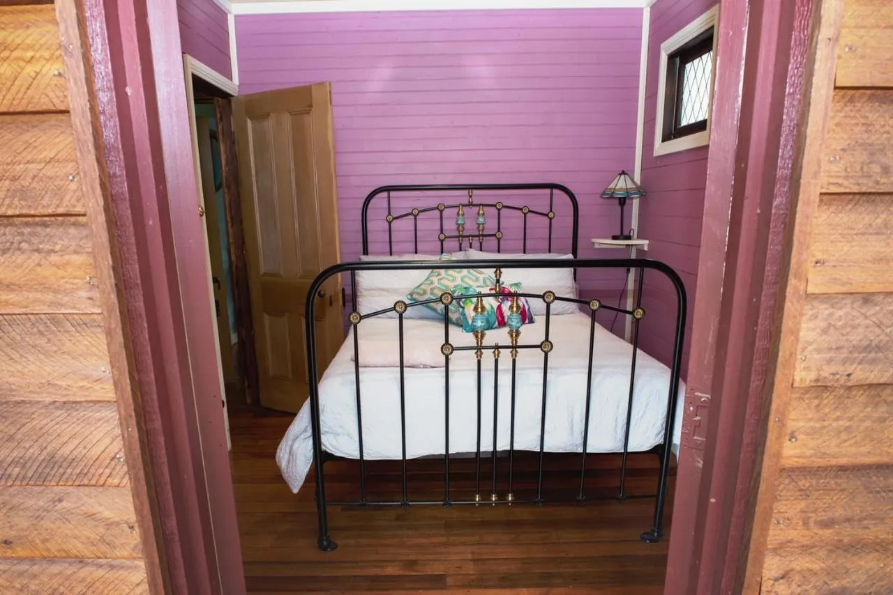 Bed in Colby Cottages, Wooragee near Beechworth