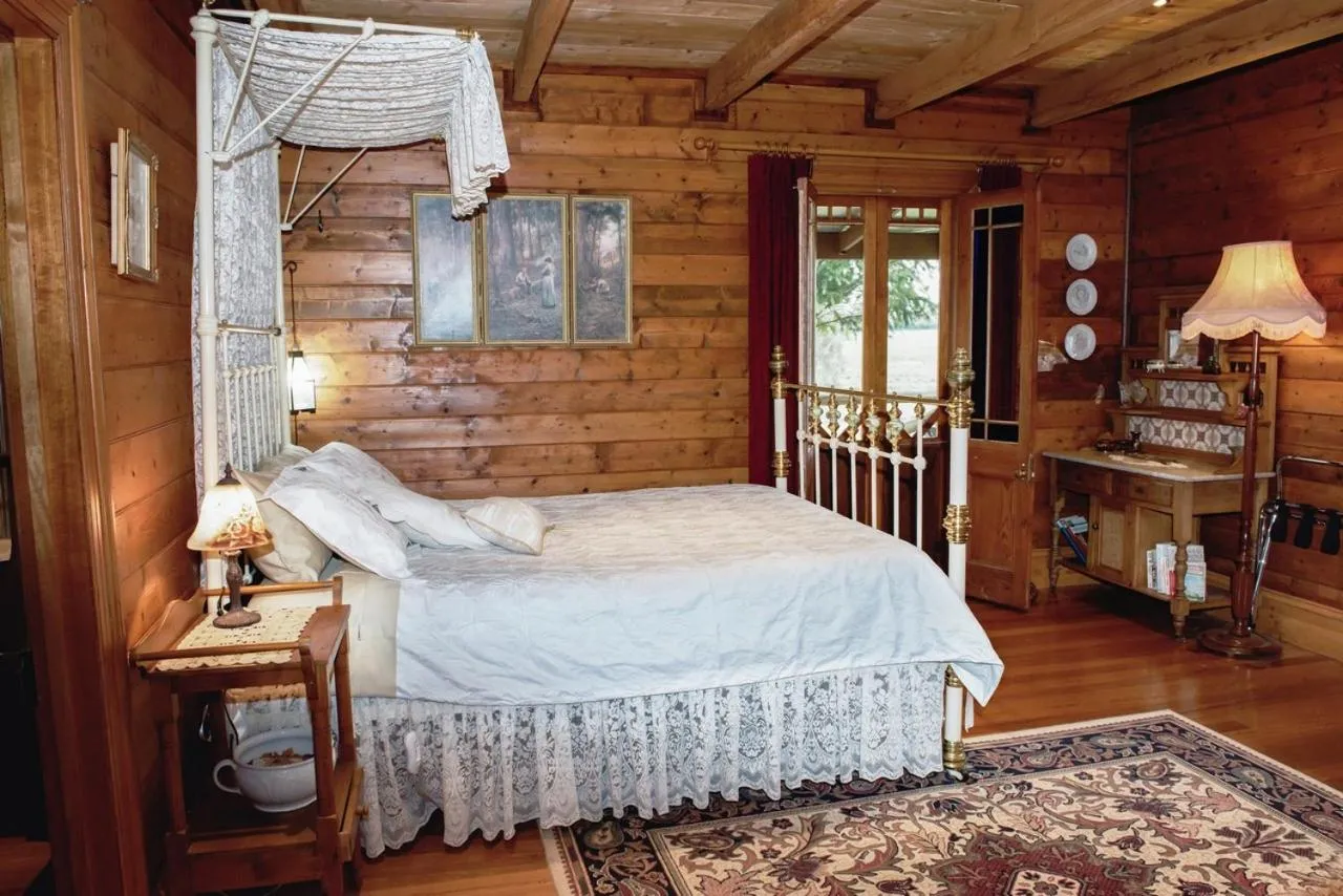 Bed in Colby Cottages, Wooragee near Beechworth