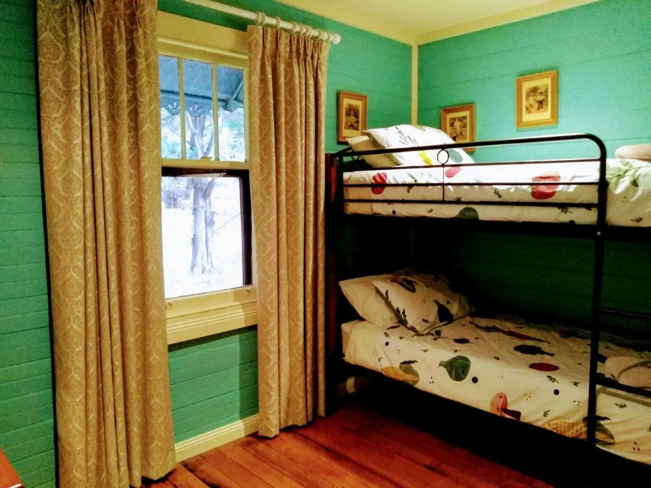 Bed in Colby Cottages, Wooragee near Beechworth