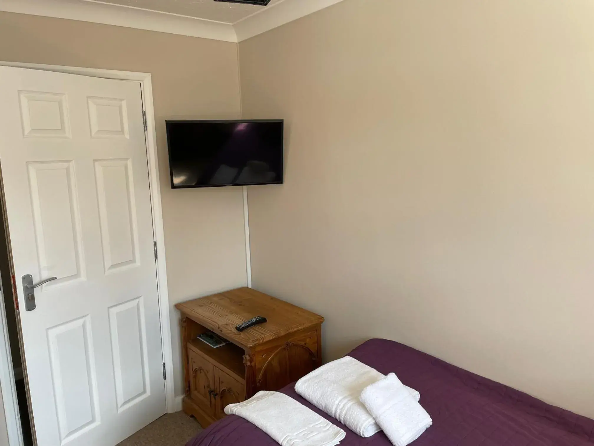 Bed in Longs Hotel & Inn Bed in Longs Hotel & Inn