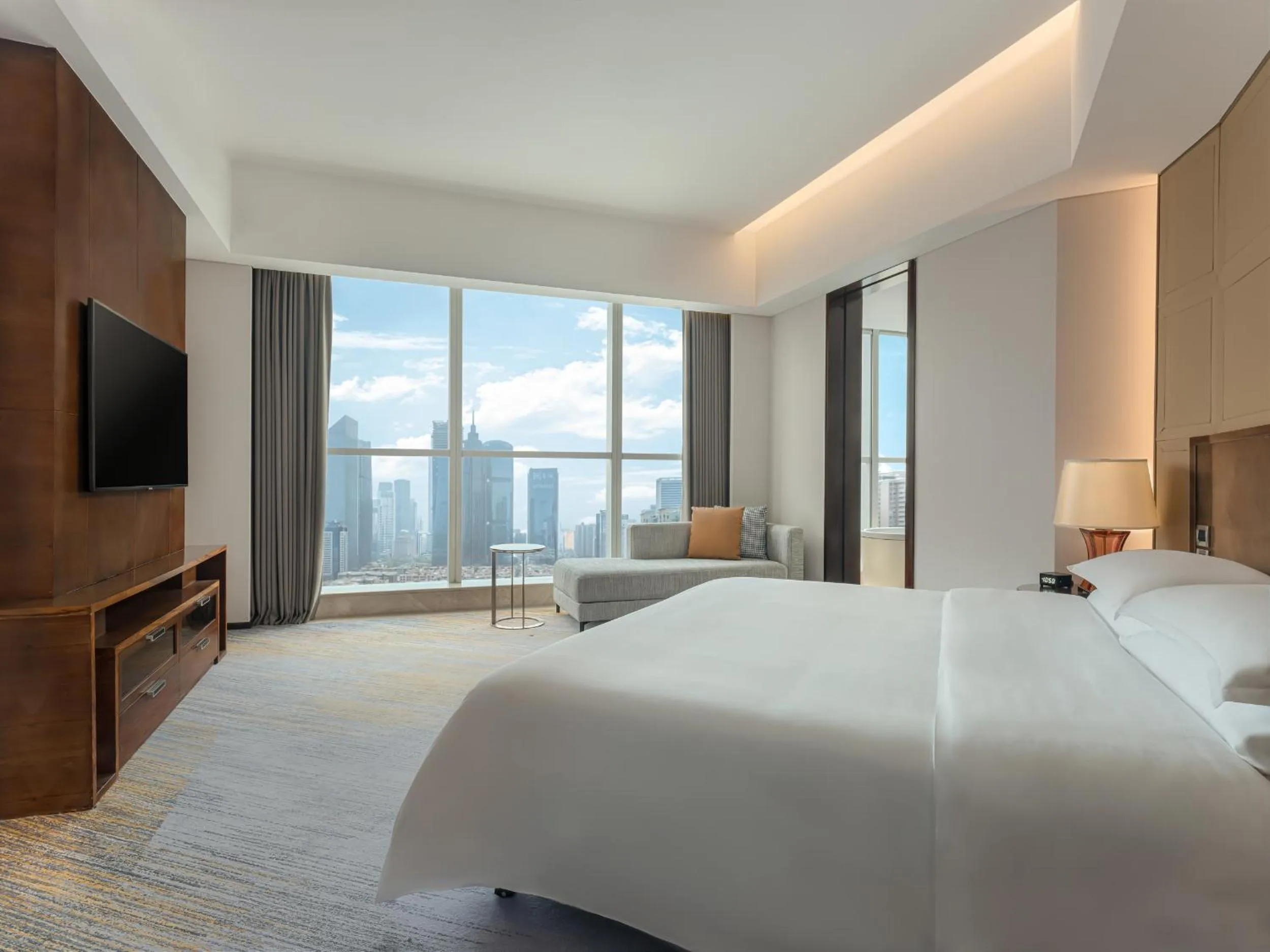 Bedroom, Bed in Sheraton Guangzhou Hotel