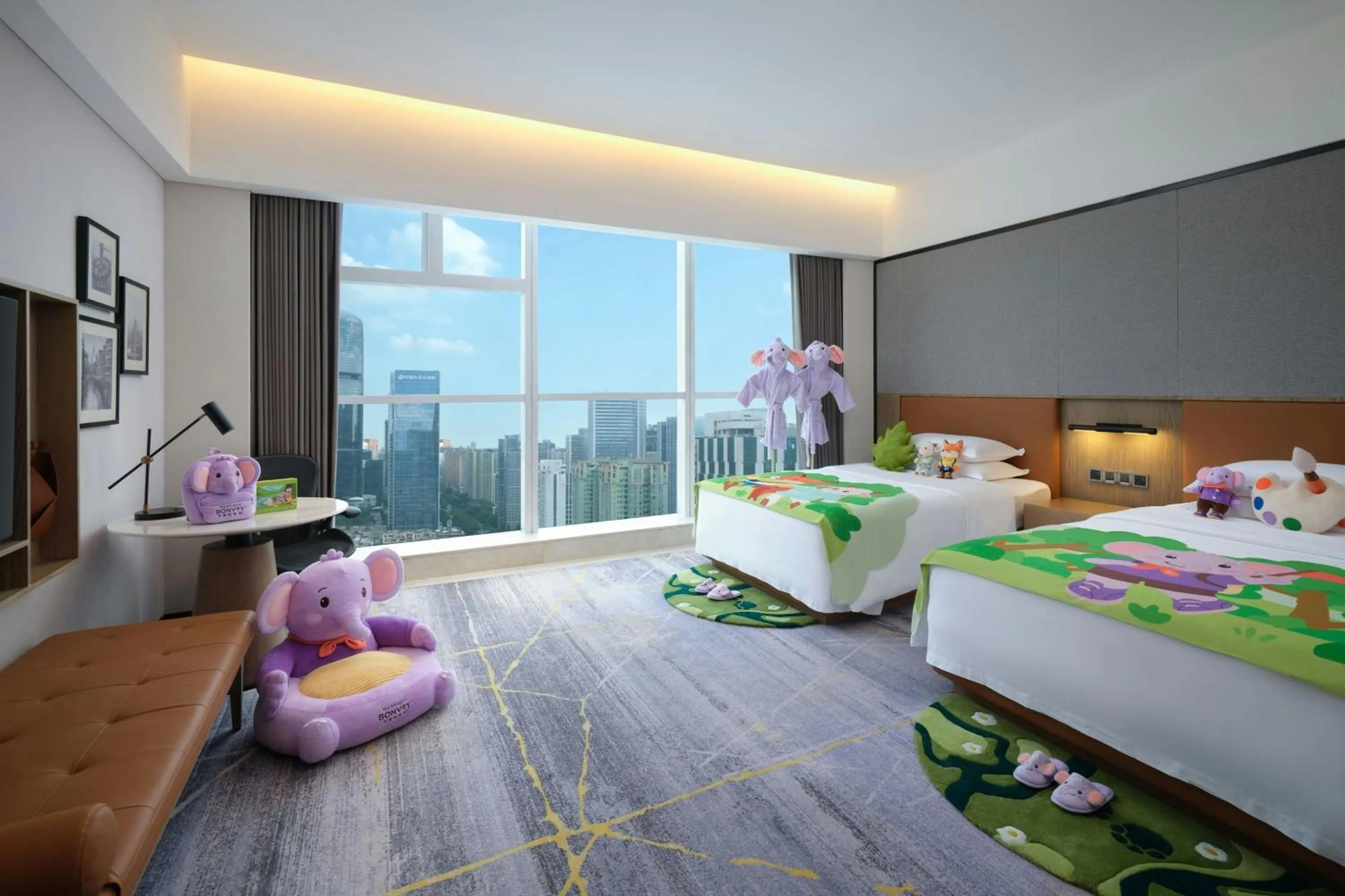 Photo of the whole room, Bed in Sheraton Guangzhou Hotel