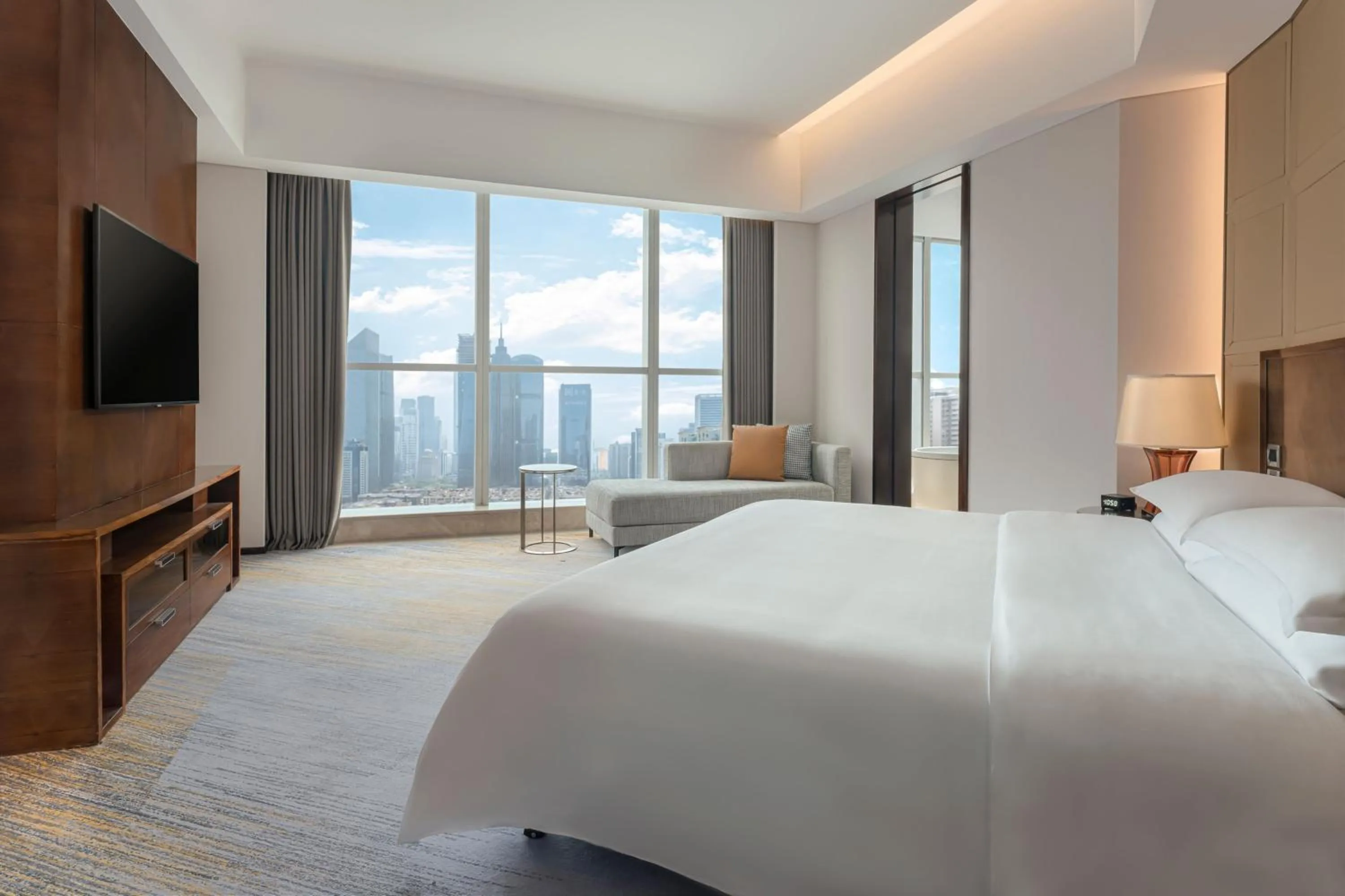 Bedroom, Bed in Sheraton Guangzhou Hotel