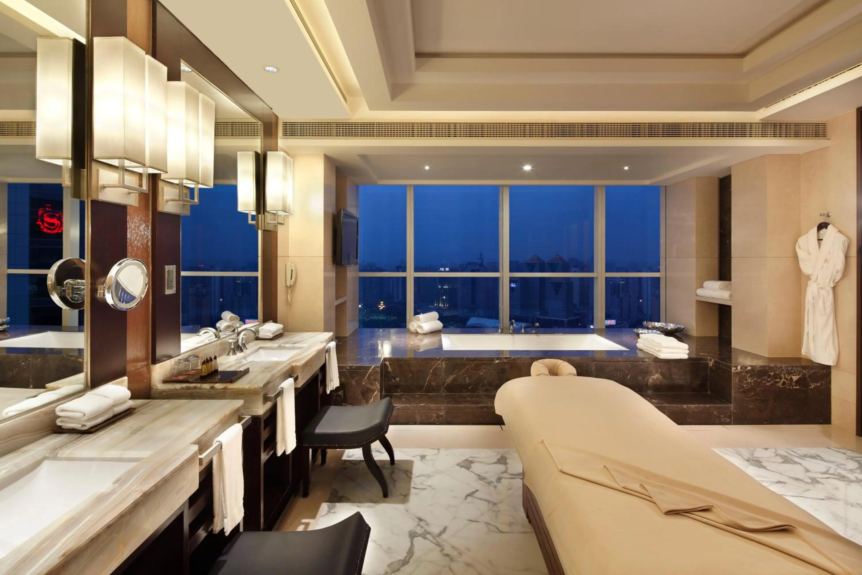 Bathroom, Bed in Sheraton Guangzhou Hotel