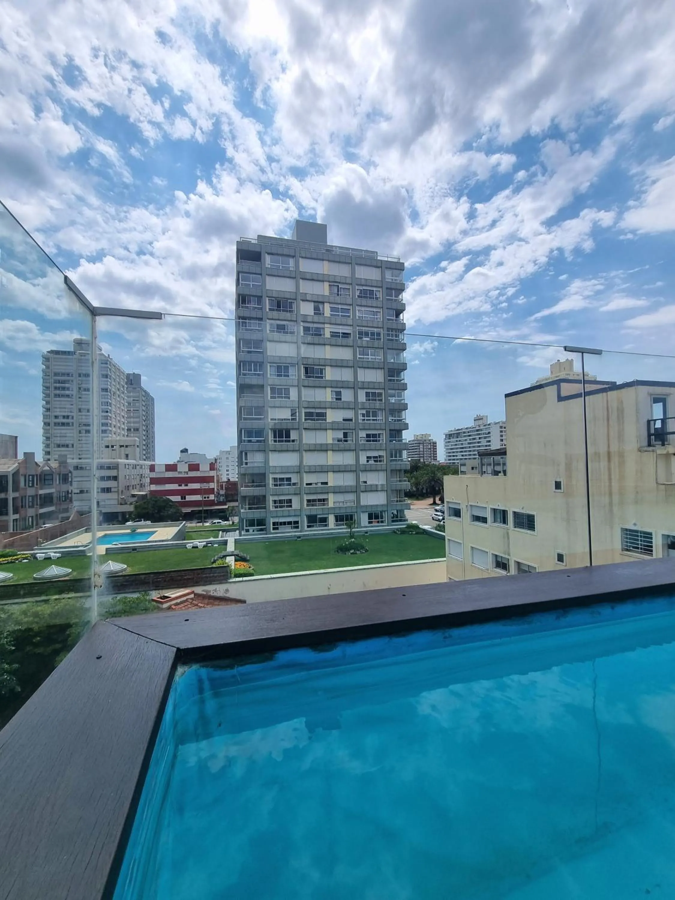 Edificio Paquebot, en Peninsula, con vista al mar