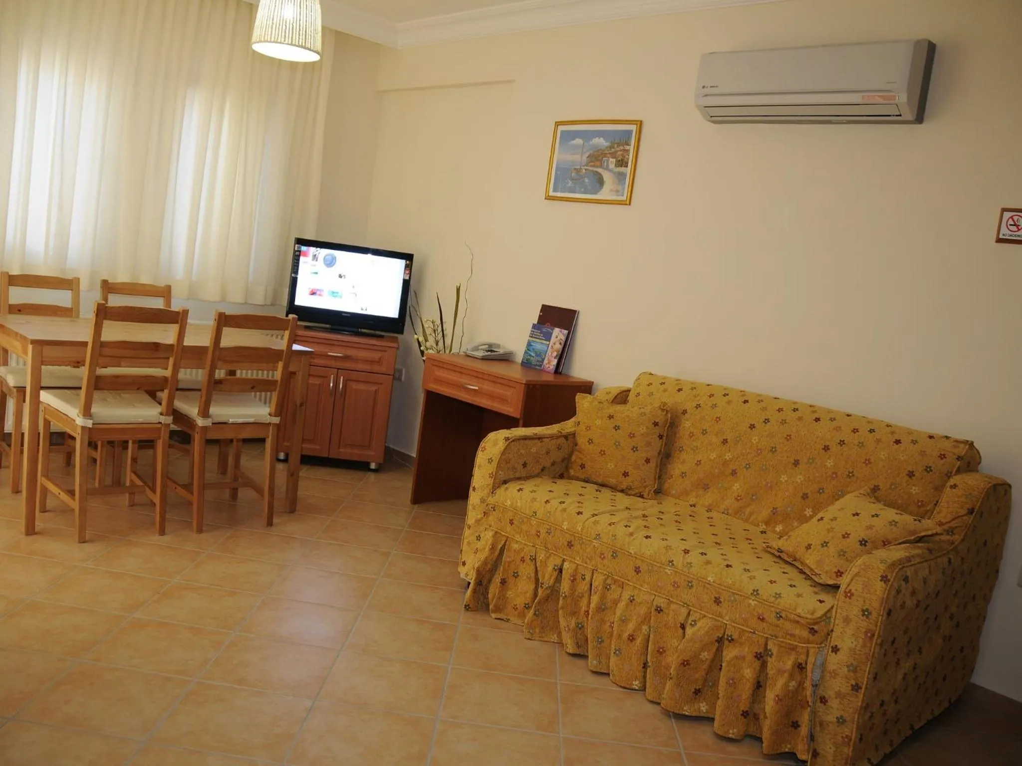 TV and multimedia in Sea Breeze Hotel and Apartments