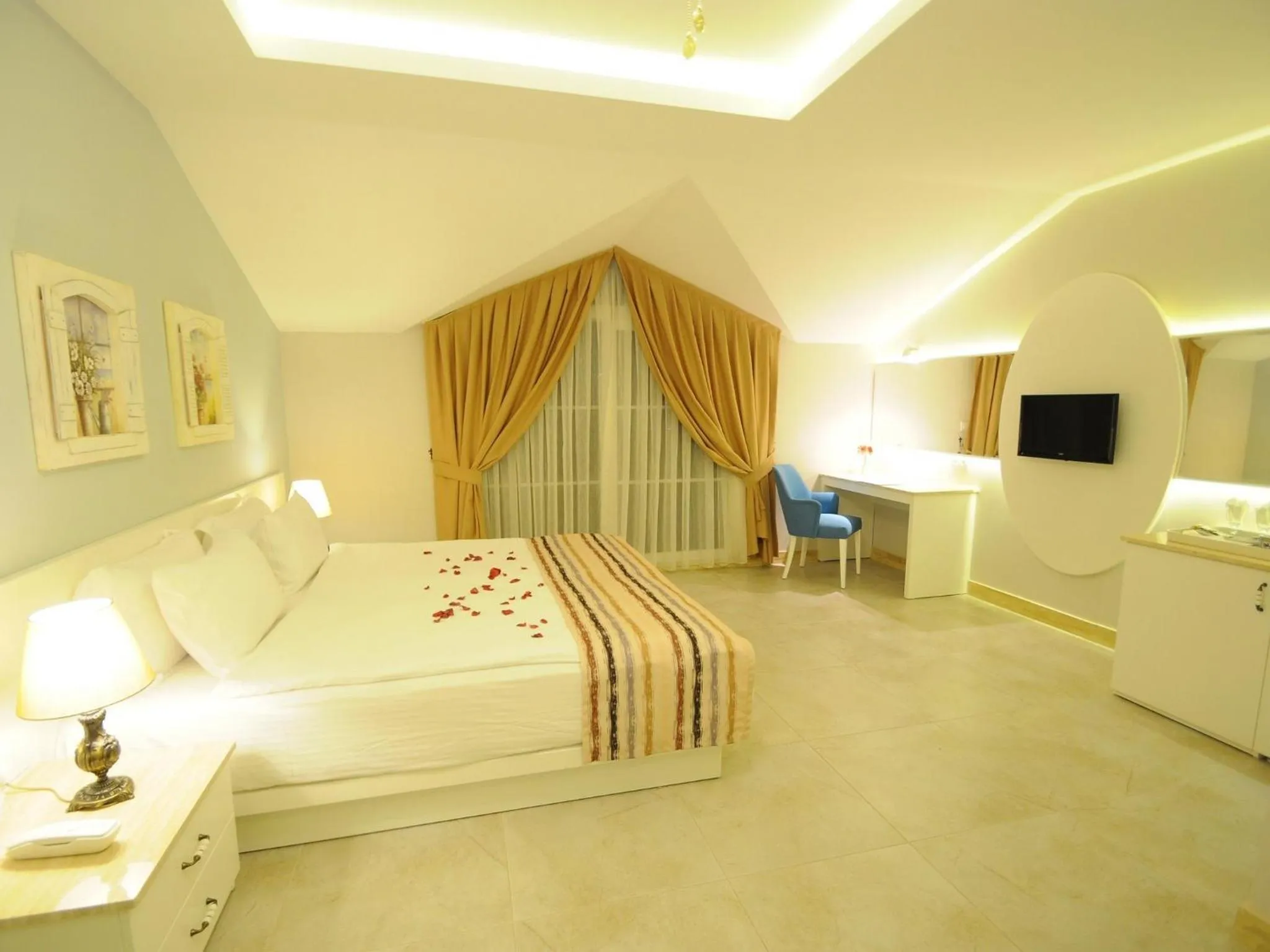 Photo of the whole room, Bed in Sea Breeze Hotel and Apartments