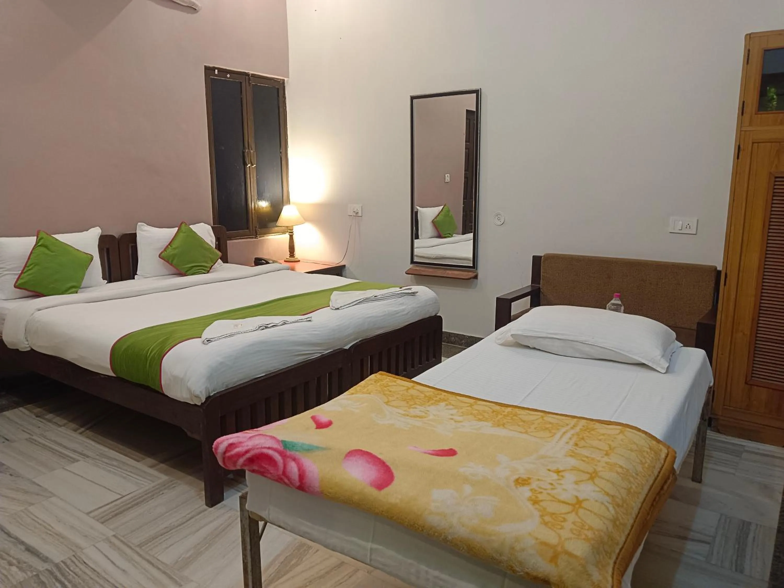 Bed in Hotel Mewad Haveli Pushkar