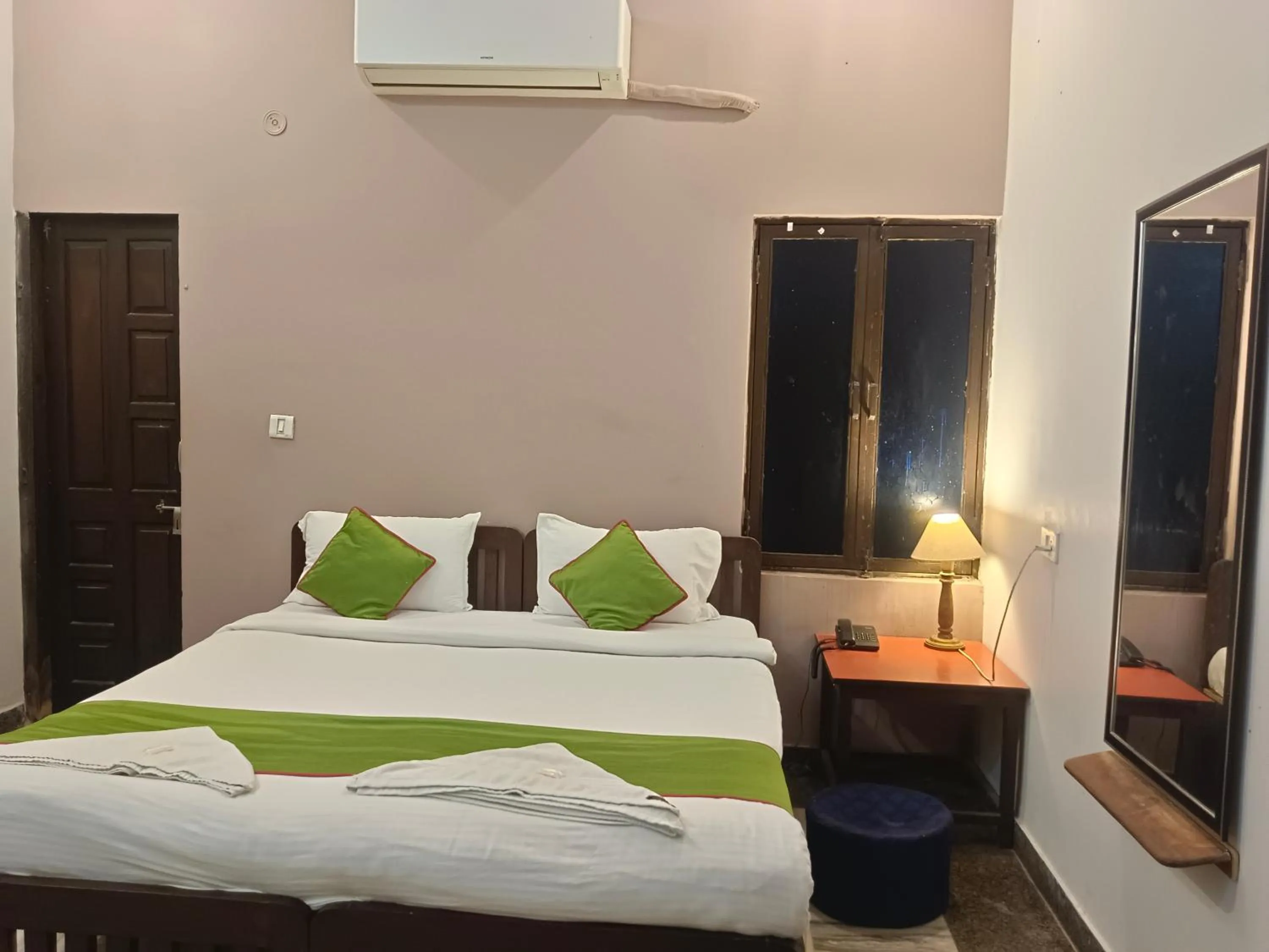 Garden view, Bed in Hotel Mewad Haveli Pushkar