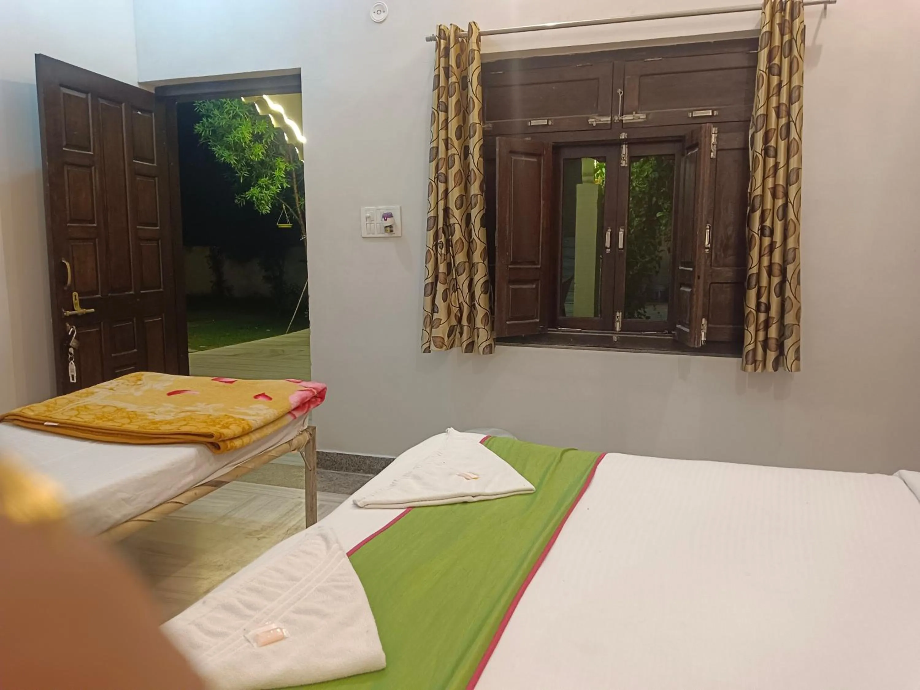 Garden, Bed in Hotel Mewad Haveli Pushkar