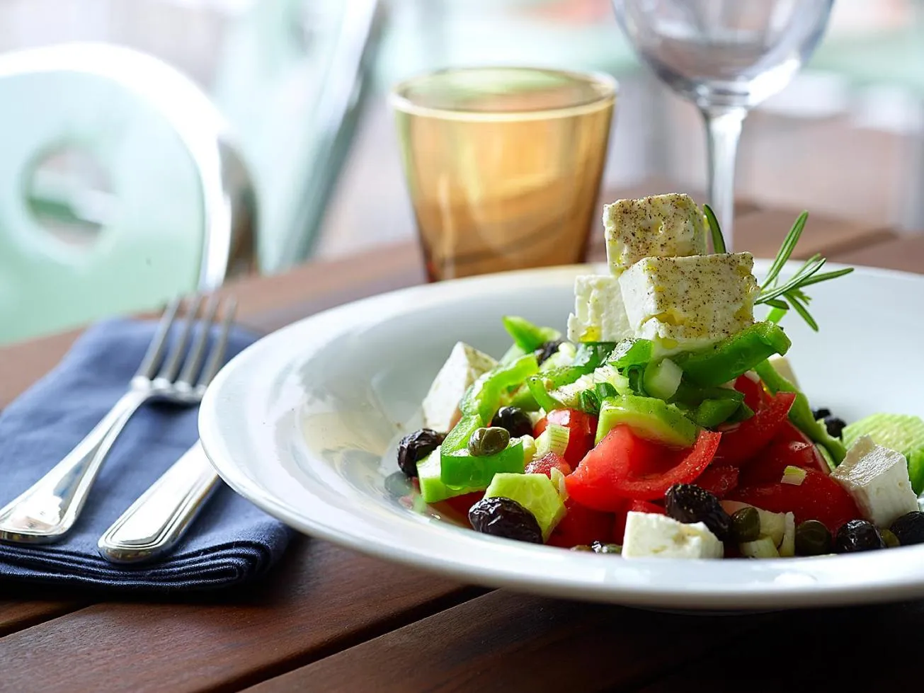 Restaurant/places to eat in Bella Vista Hotel "by Checkin"