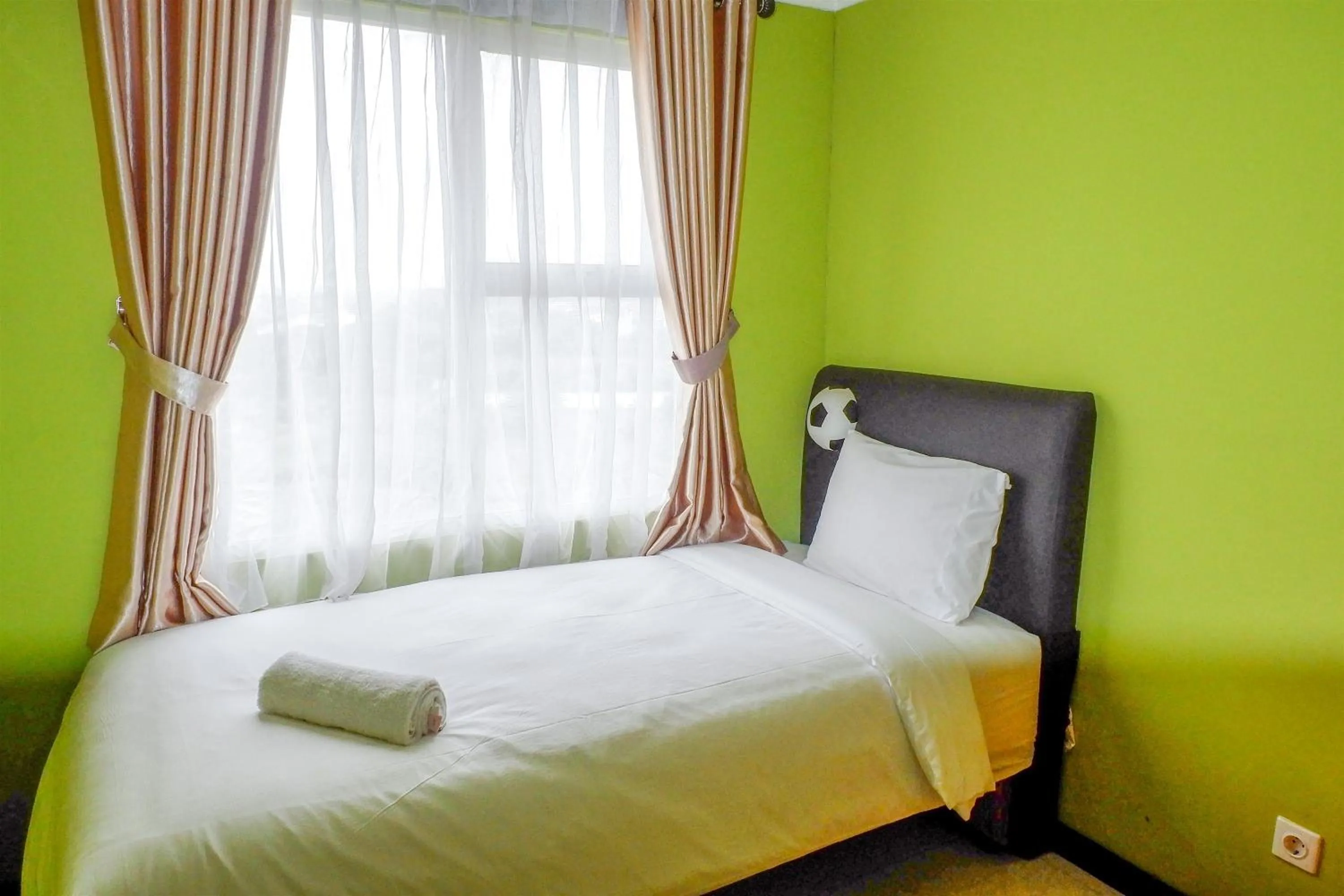 Bed in Spacious 2BR Belmont Residence Apartment near Puri By Travelio