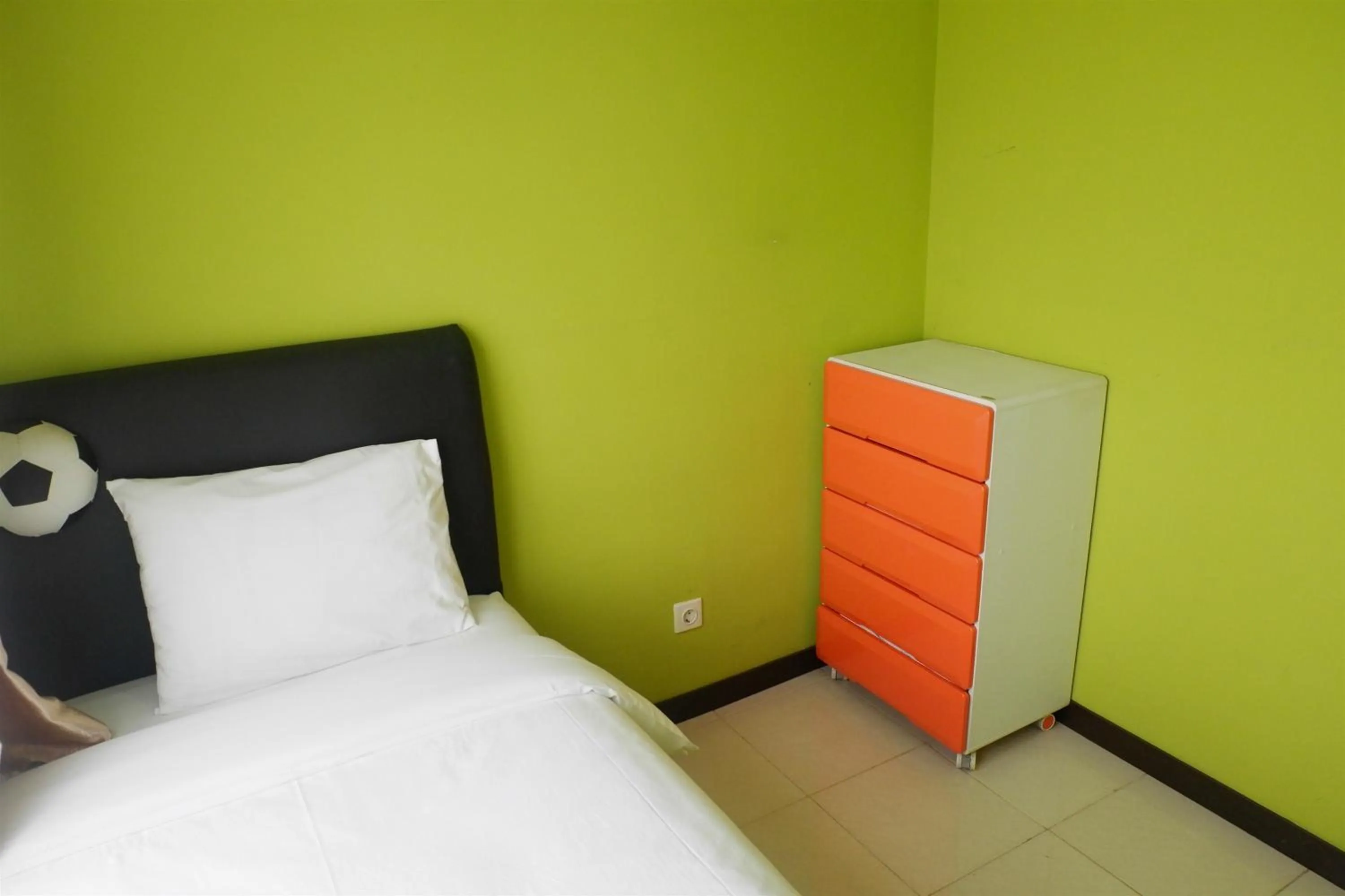 Bed in Spacious 2BR Belmont Residence Apartment near Puri By Travelio