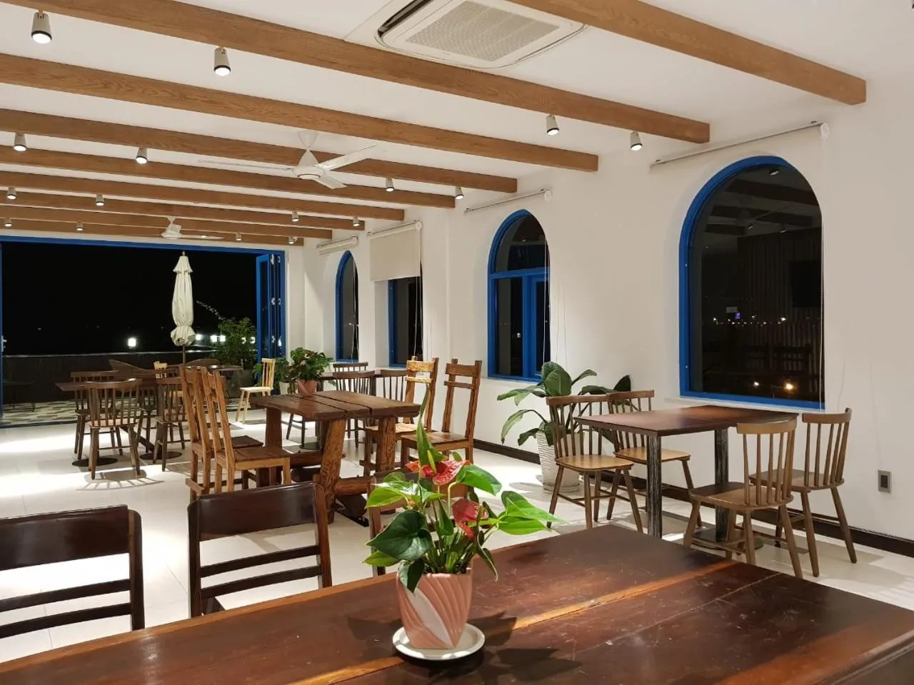 Restaurant/places to eat in Santori Hotel Da Nang Bay