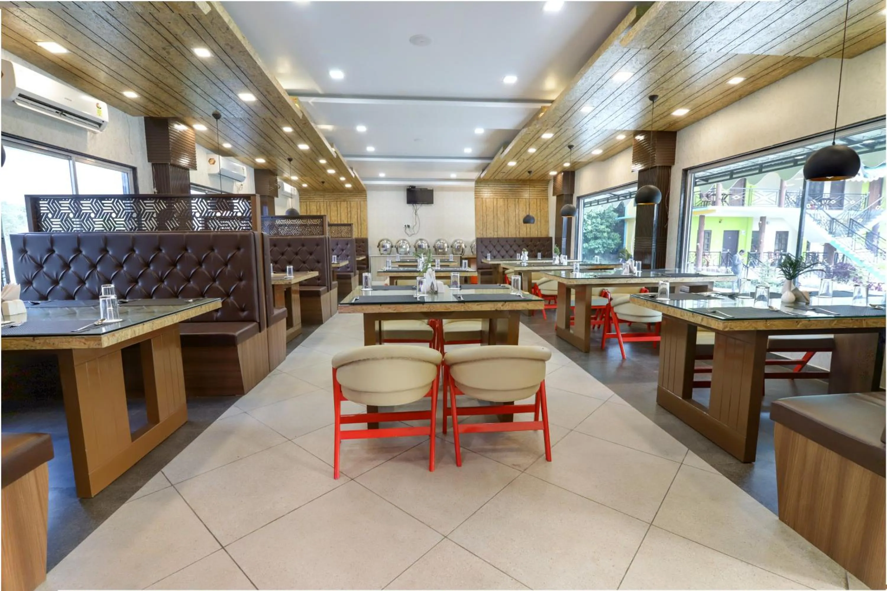 Restaurant/places to eat in Resort Trimurti