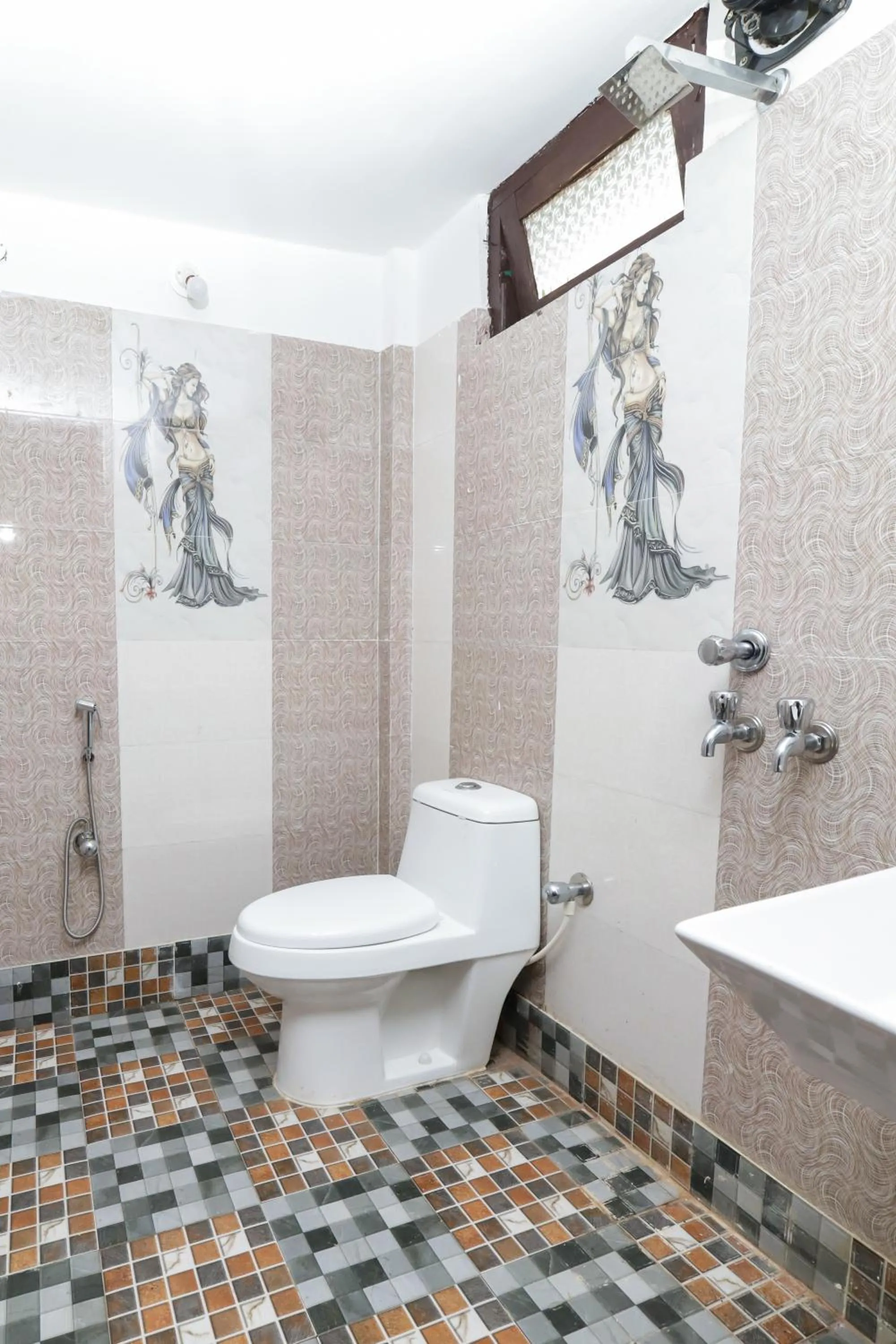 Shower in Resort Trimurti