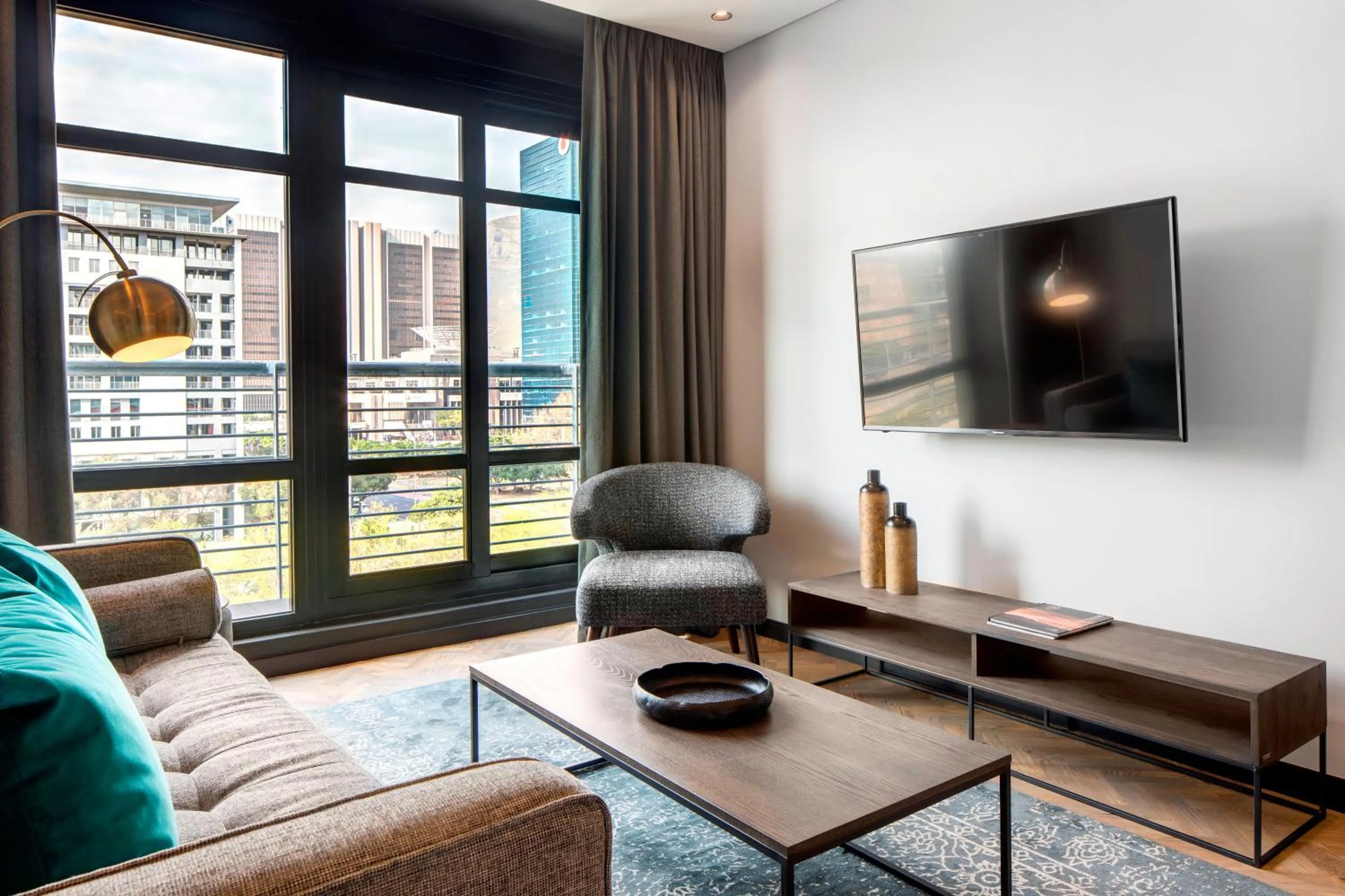 TV and multimedia in The Onyx Apartment Hotel by NEWMARK