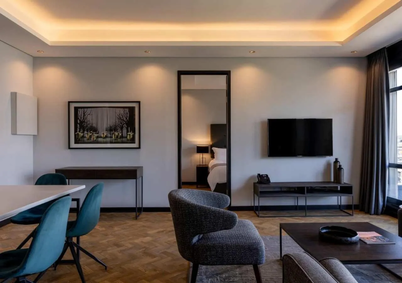 TV and multimedia in The Onyx Apartment Hotel by NEWMARK
