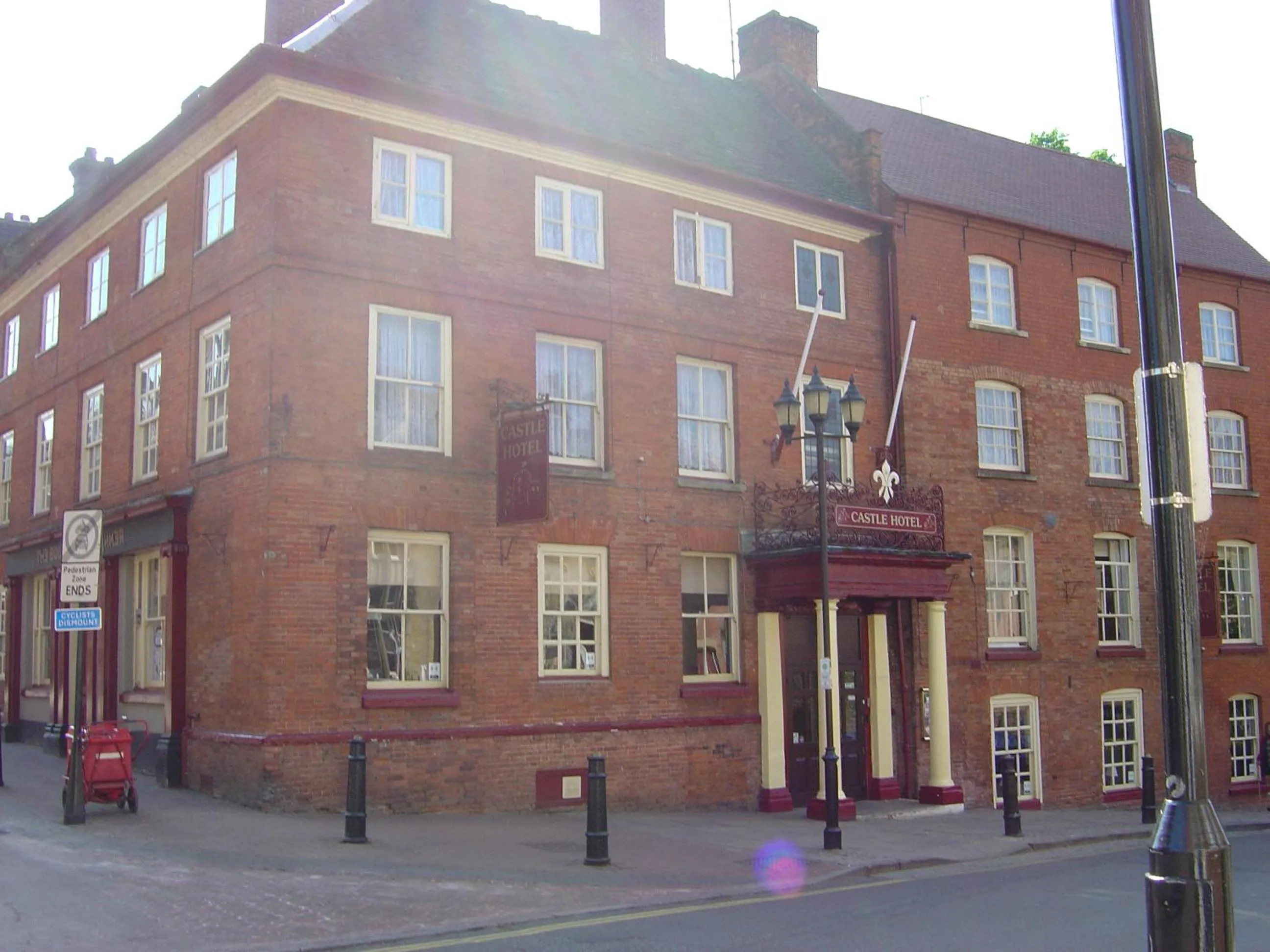 Facade/entrance in Castle Hotel