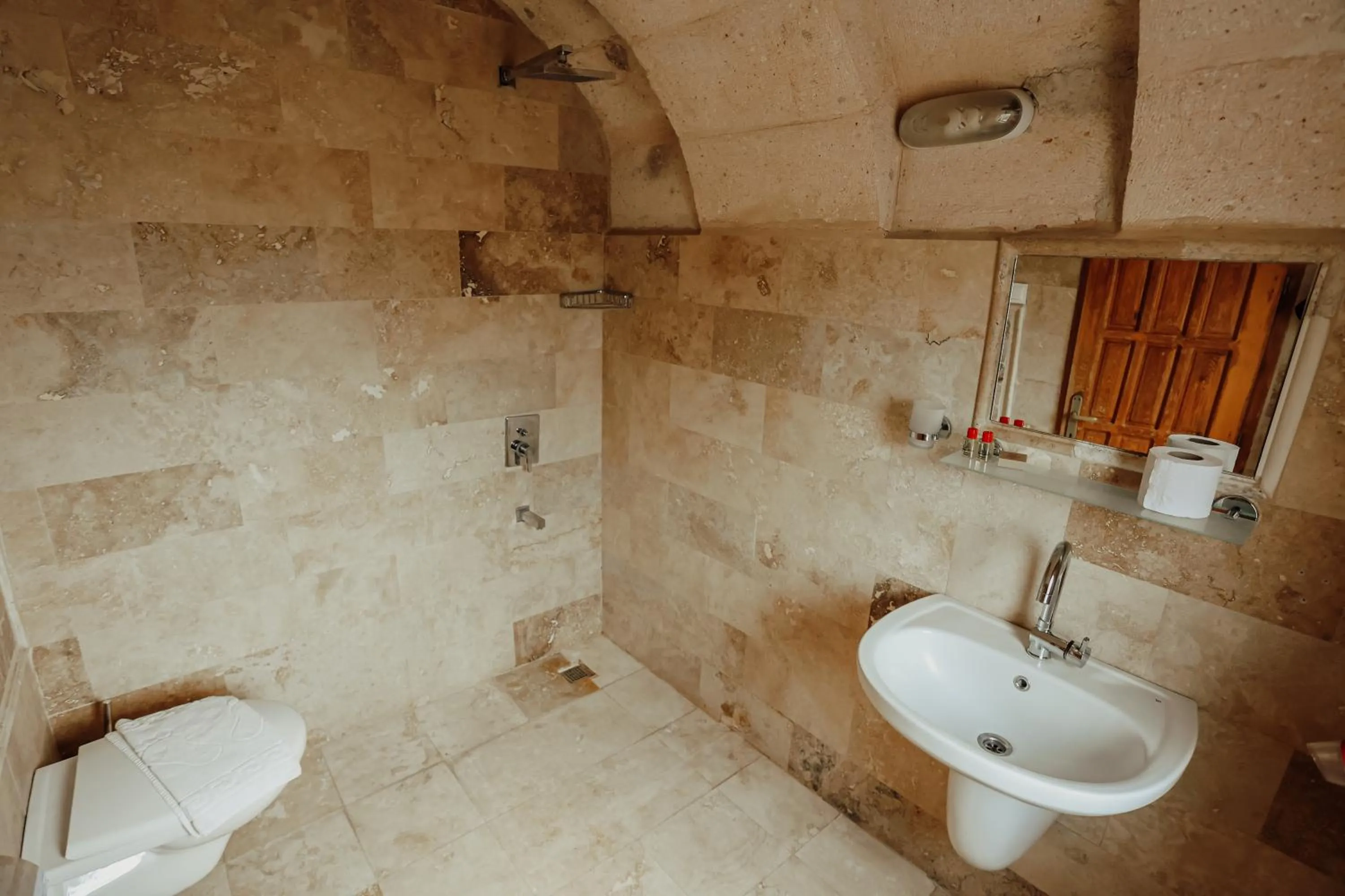 Shower in Kookaburra Hotel