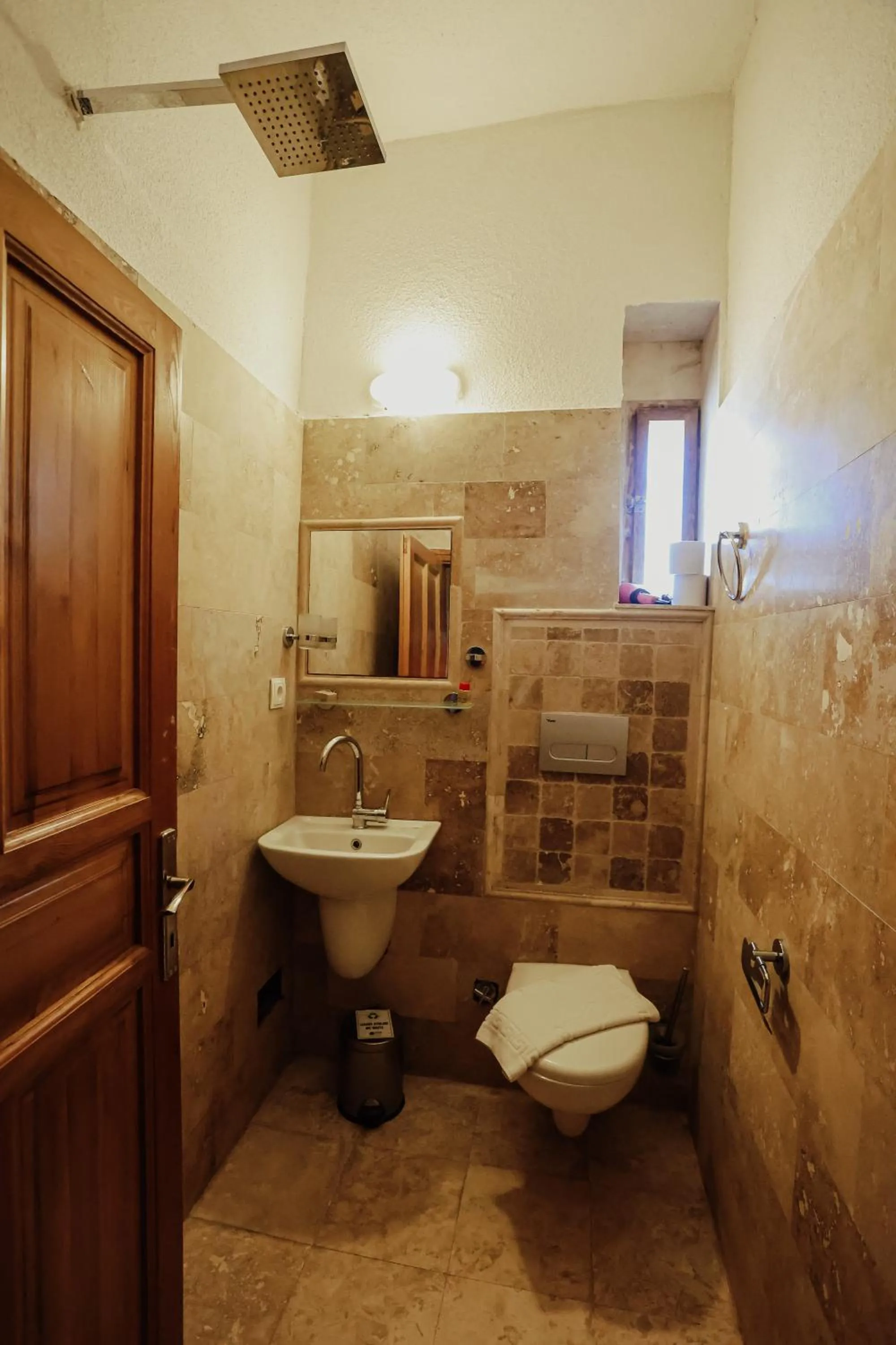 Shower in Kookaburra Hotel