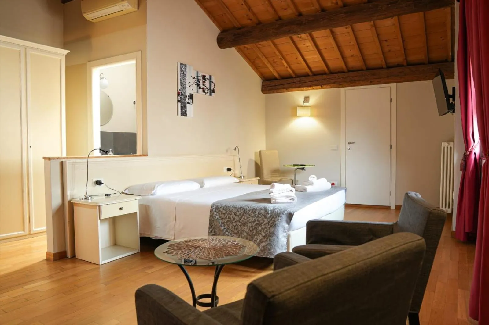 Bed in Honey Rooms Ferrara